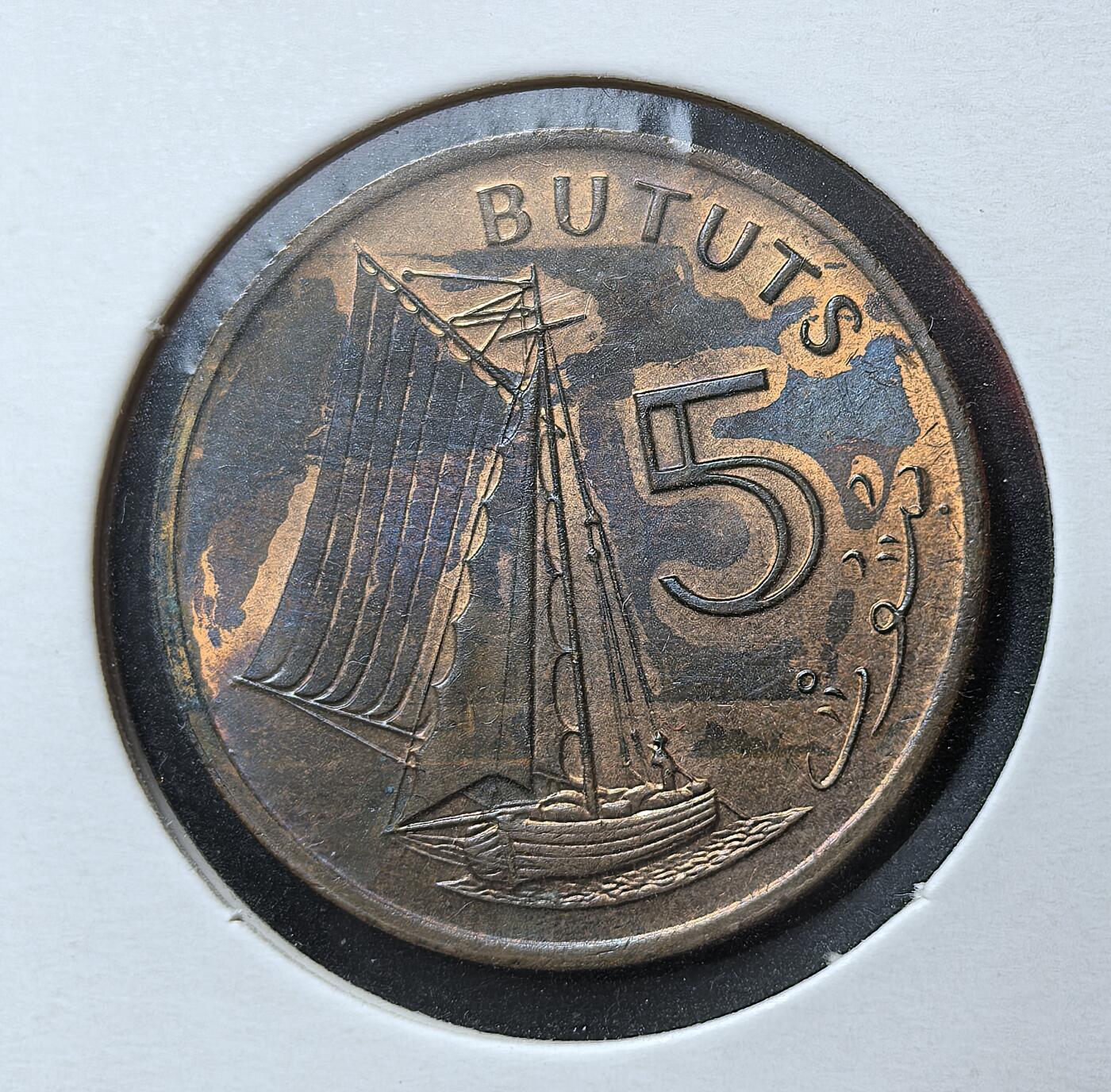 外国优质老铜币银币苏联纪念章，每周六晚九点倒数截拍，满百包邮可寄存，持续收拍 冈比亚1971年传统帆船5布图。冈比亚 1965 年脱离英国独立，1971 年推行十进制货币改革，以达拉西（Dalasi）和布图斯（1 达拉西 = 100 布图斯）取代旧英镑制，此币为首批新币之一，正面为开国总统贾瓦拉头像，背面是传统帆船，象征国家主权与海洋经济。