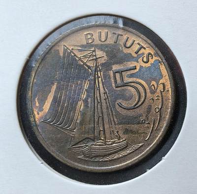 外国优质老铜币银币苏联纪念章，每周六晚九点倒数截拍，满百包邮可寄存，持续收拍 - 冈比亚1971年传统帆船5布图。冈比亚 1965 年脱离英国独立，1971 年推行十进制货币改革，以达拉西（Dalasi）和布图斯（1 达拉西 = 100 布图斯）取代旧英镑制，此币为首批新币之一，正面为开国总统贾瓦拉头像，背面是传统帆船，象征国家主权与海洋经济。
