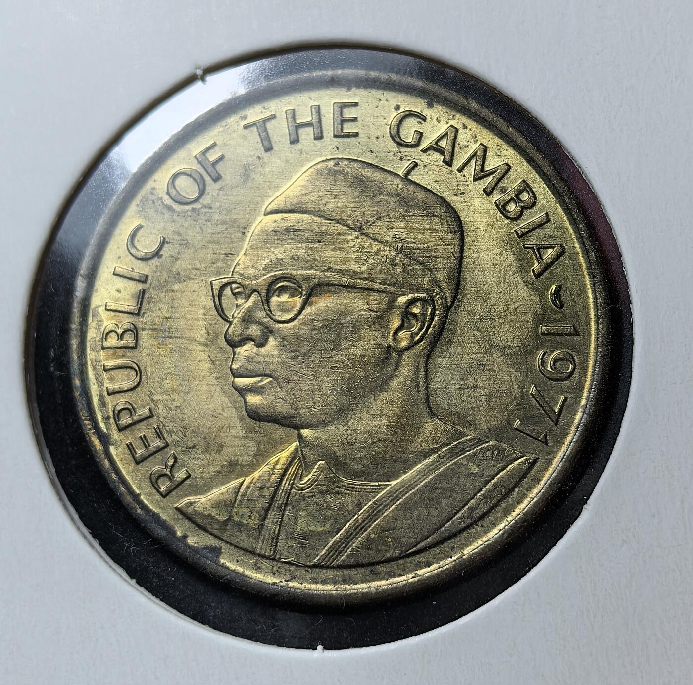 外国优质老铜币银币苏联纪念章，每周六晚九点倒数截拍，满百包邮可寄存，持续收拍 冈比亚1971年本地野鸡10布图，为该国独立后首套十进制货币，取代英制冈比亚镑，1 达拉西 = 100 布图斯。正面铸首任总统贾瓦拉头像，背面绘本地鸟类，彰显国家主权与本土文化。