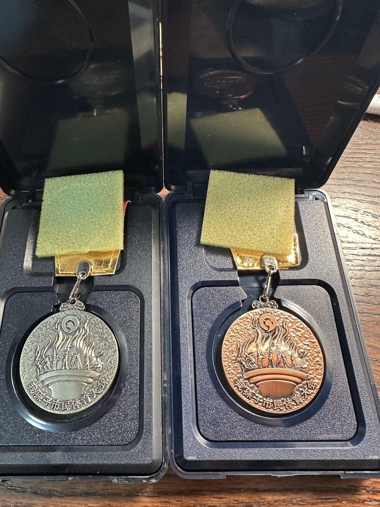 蒂克钱币-第59场 日本企业章 徽章拍卖 我孙子市 市民体育大会 镀银牌铜牌两枚