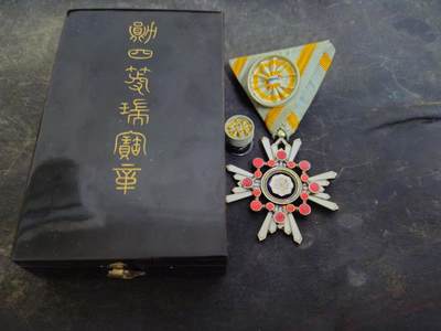 各国勋章奖章拍卖第50期 - 日本勋四等旭日章，带盒略，镀金珐琅完好，明治时代版本