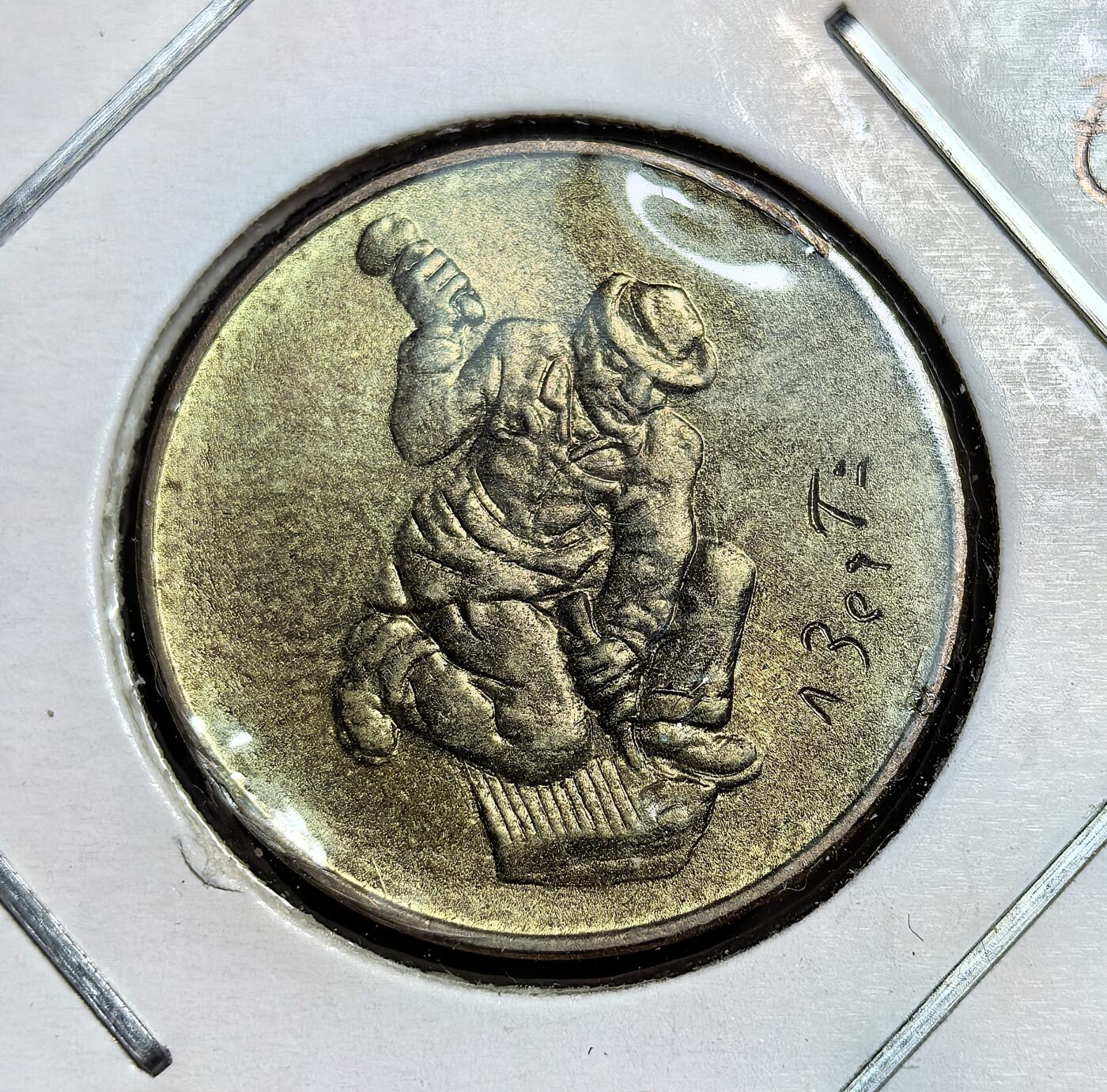 外国优质老铜币银币苏联纪念章，每周六晚九点倒数截拍，满百包邮可寄存，持续收拍 圣马力诺1978年20里拉纪念币，正面为三塔国徽，背面是跪姿石匠劳作图案，属于光荣劳动者系列，由意大利罗马造币厂铸造，2002 年随欧元启用而退出流通。