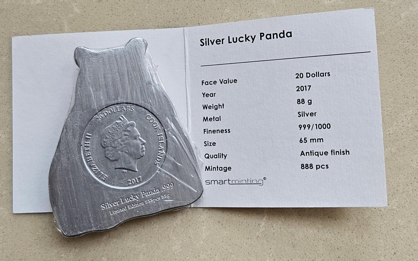 【币将精彩】世界钱币拍卖（2026-3-25） 库克2017年幸运大熊猫88克仿真大银币，发行888枚，带证书包装塑封有氧化。