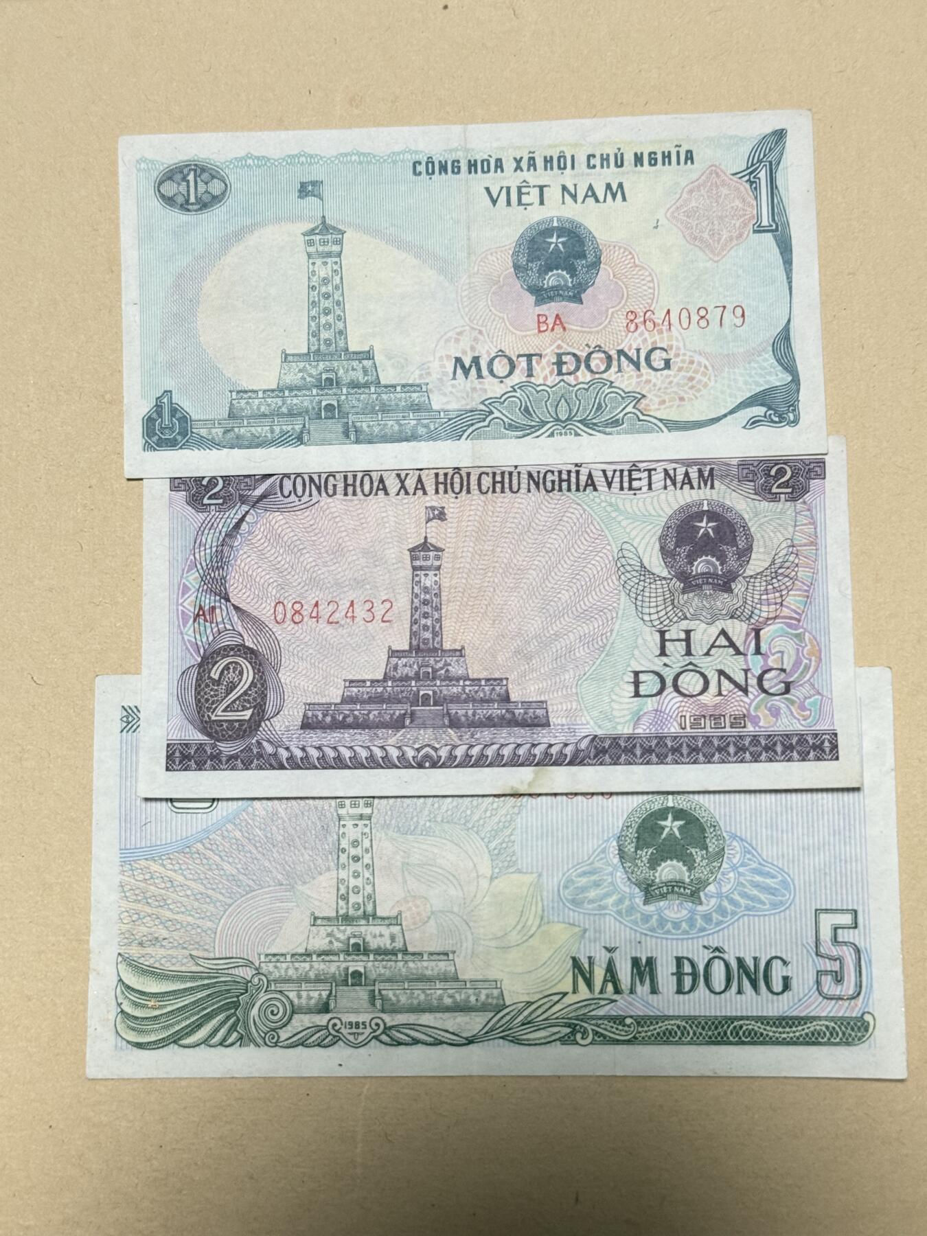 韵星假日钱币拍卖第3期 -- Rimey Holidays Coins & Banknotes Auction 3 越南社会主义共和国1985下龙湾1、2、5盾一套 1盾7品 其他9品无折痕 苏联代印