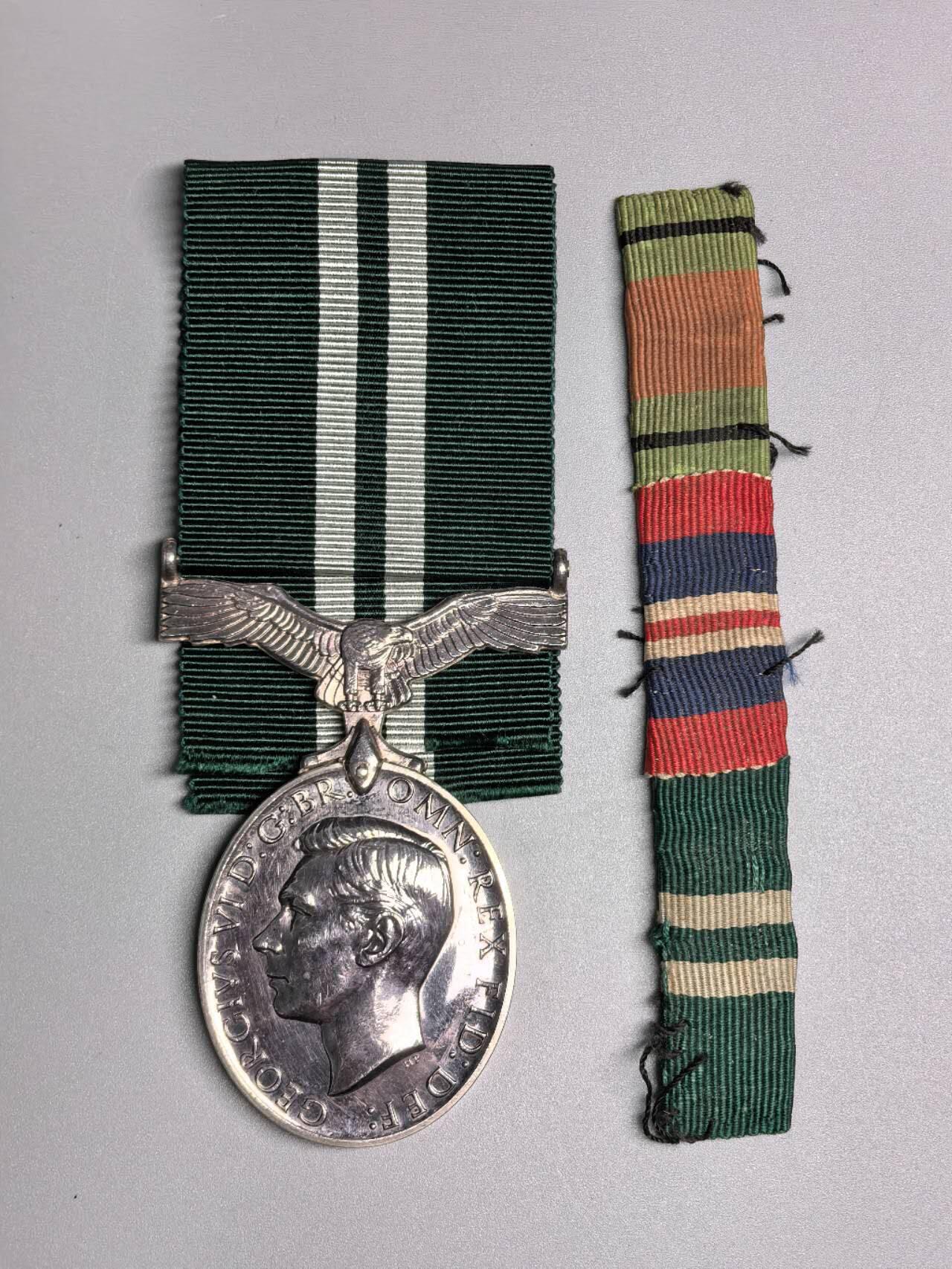 小驴勋章奖章收藏3月7日周六晚六点拍卖（珍爱和平，收藏战争，铭记历史，勿忘国耻，忠党爱国。有偿代拍，送拍规则在简介最后，参拍须阅读规则后再参拍，关系到运费包装发货时效真假辨别等关键信息，拍卖时不再发原图，看大图店主微信码在拍卖店铺介绍里） 二战皇家空军上尉套：皇家空军 I・W・J・罗伯逊 空军上尉的极少见的乔治六世版空军效率奖章（单章涛参考价2300)和略