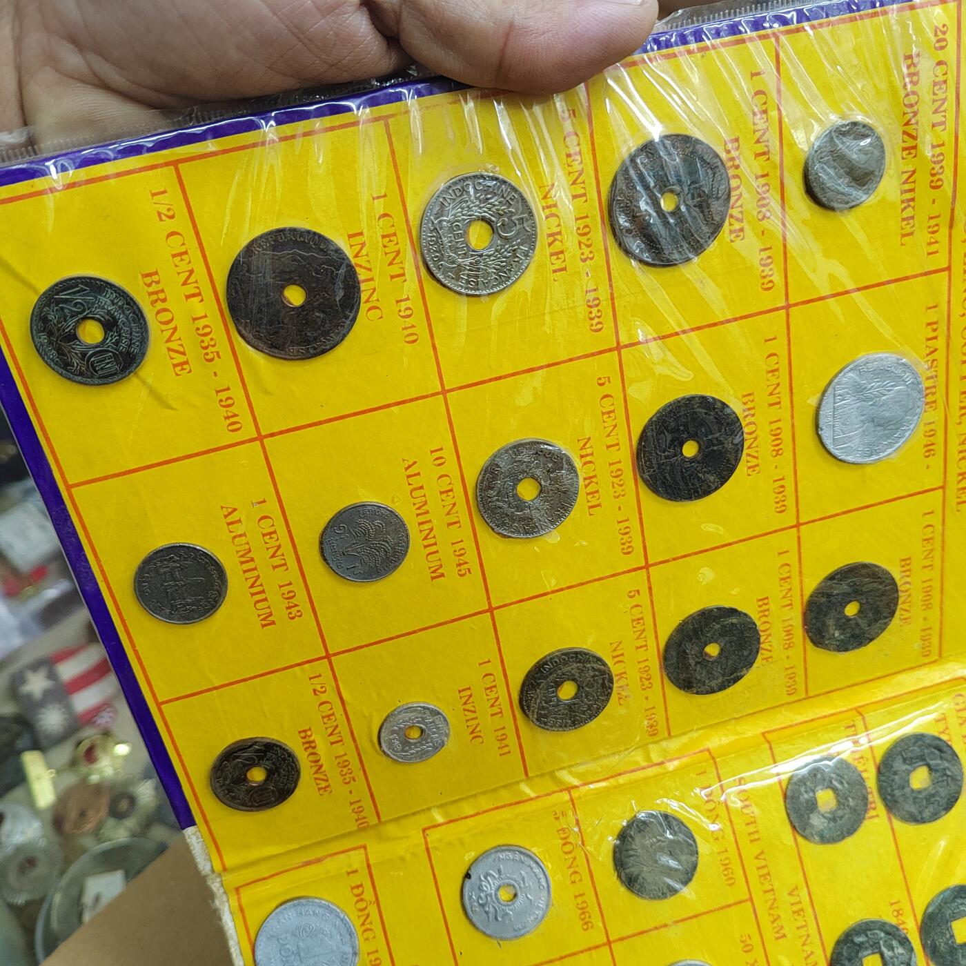 PCAI钱币  6-769  钱币纪念章邮票小专场 越南硬币册一本