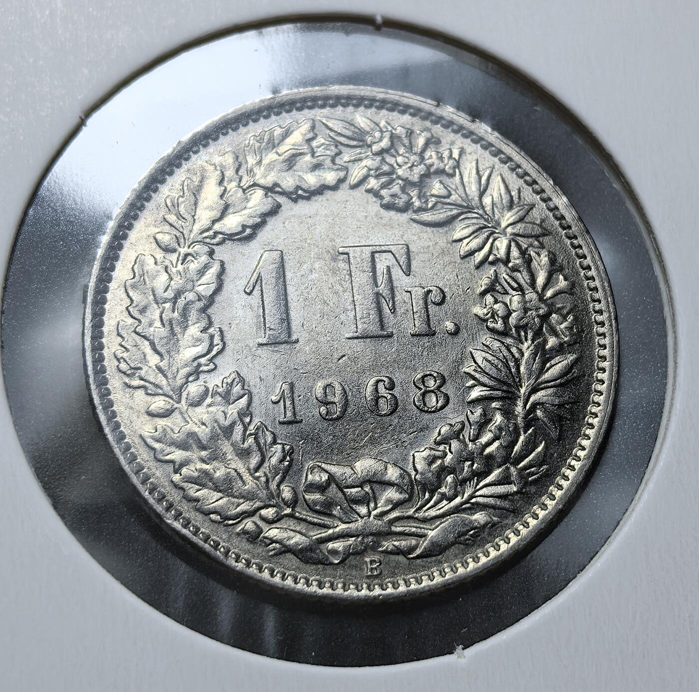 外国优质老铜币银币苏联纪念章，每周六晚九点倒数截拍，满百包邮可寄存，持续收拍 瑞士联邦1968年1 法郎流通币，设计源自 19 世纪，正面海尔维蒂亚女神为瑞士国家象征，背面花环象征和平与繁荣，延续百年经典版式，是瑞士货币文化的缩影。