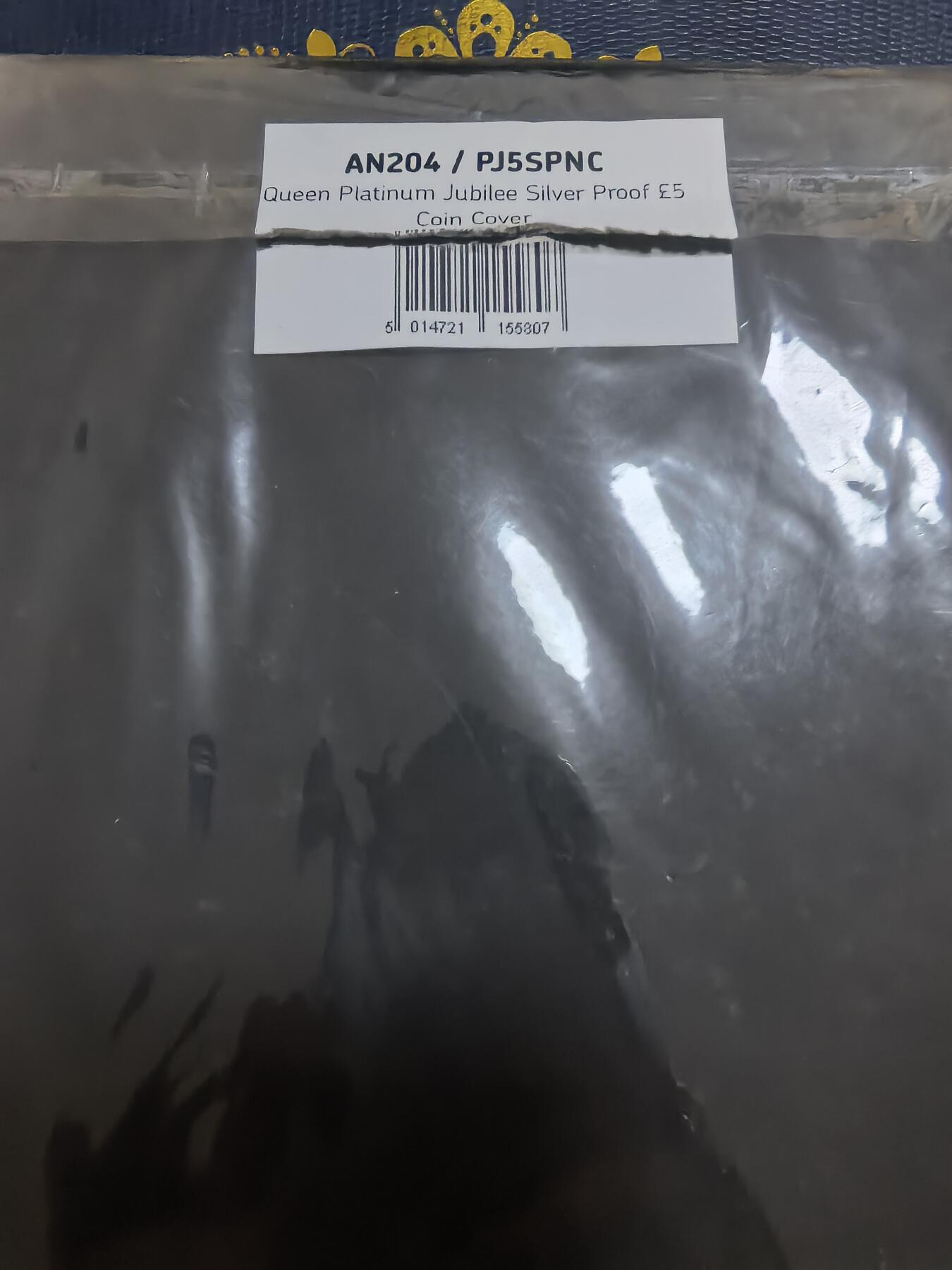 长老汇马年精选第七场拍卖 2022英国女王在位70周年邮币封首日封，含1枚5英镑同主题精制银币，28.28克925银，1200套，经典大窗帘骑马图，带皇家邮政原信套