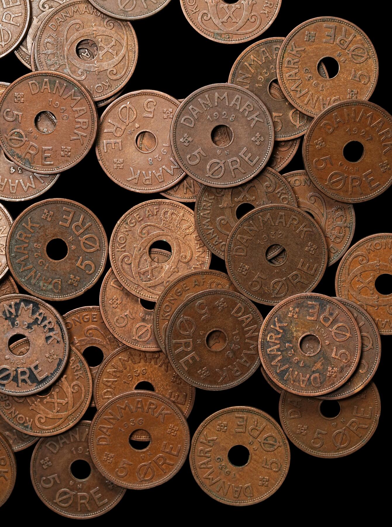 修遠堂世界钱币第106期，请看参拍说明 丹麦中孔5欧尔铜币50枚，1927-1940年