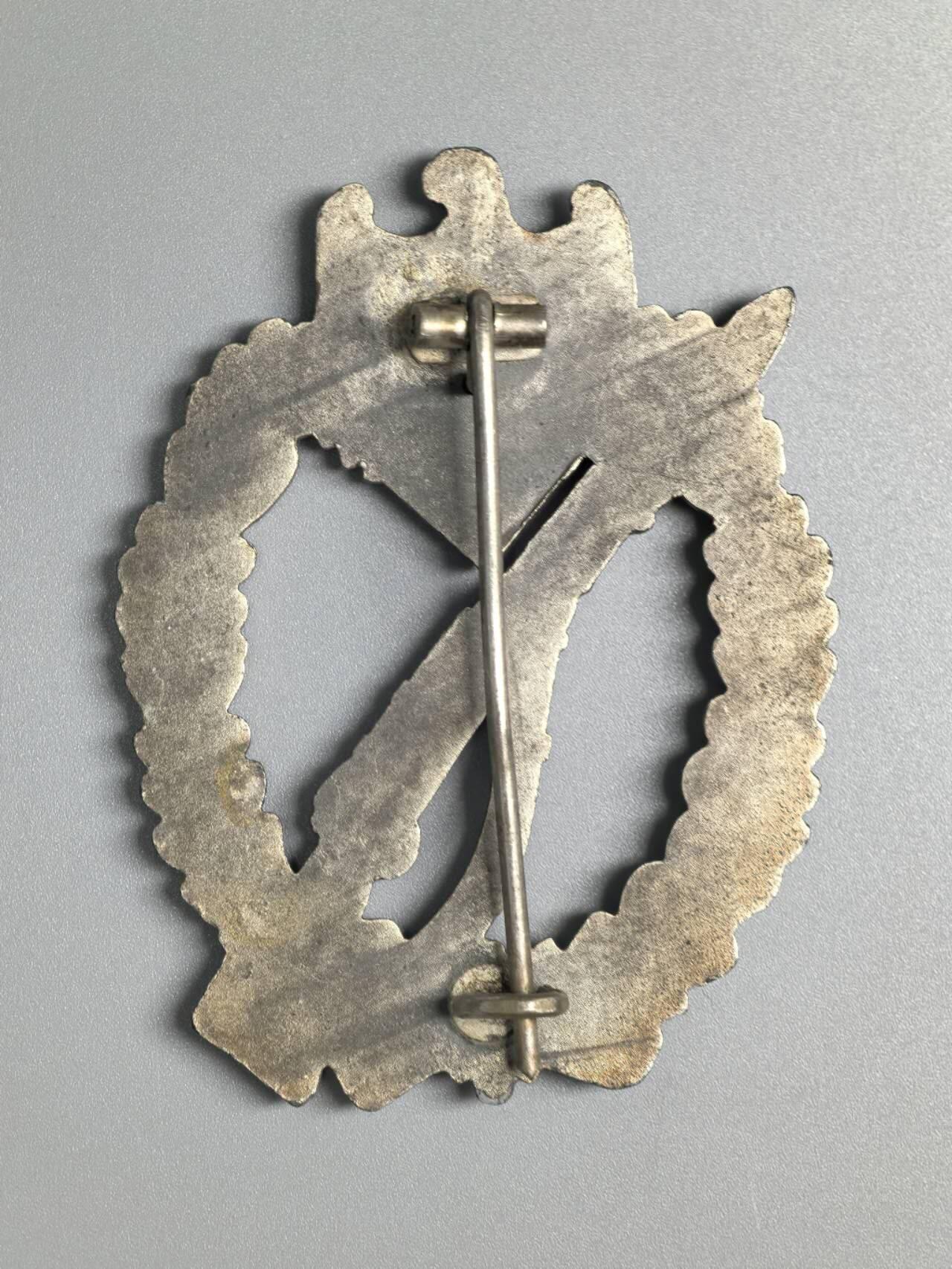 小驴勋章奖章收藏3月7日周六晚六点拍卖（珍爱和平，收藏战争，铭记历史，勿忘国耻，忠党爱国。有偿代拍，送拍规则在简介最后，参拍须阅读规则后再参拍，关系到运费包装发货时效真假辨别等关键信息，拍卖时不再发原图，看大图店主微信码在拍卖店铺介绍里） 德国WWII银级步兵突击奖章，E. FE RDINAND WIEDMANN-FRANKFURT/MAIN 厂制作（厂标UU那家）1.09.4版本，锌合金镀银铸造，Buntmetall别杆组合，好品