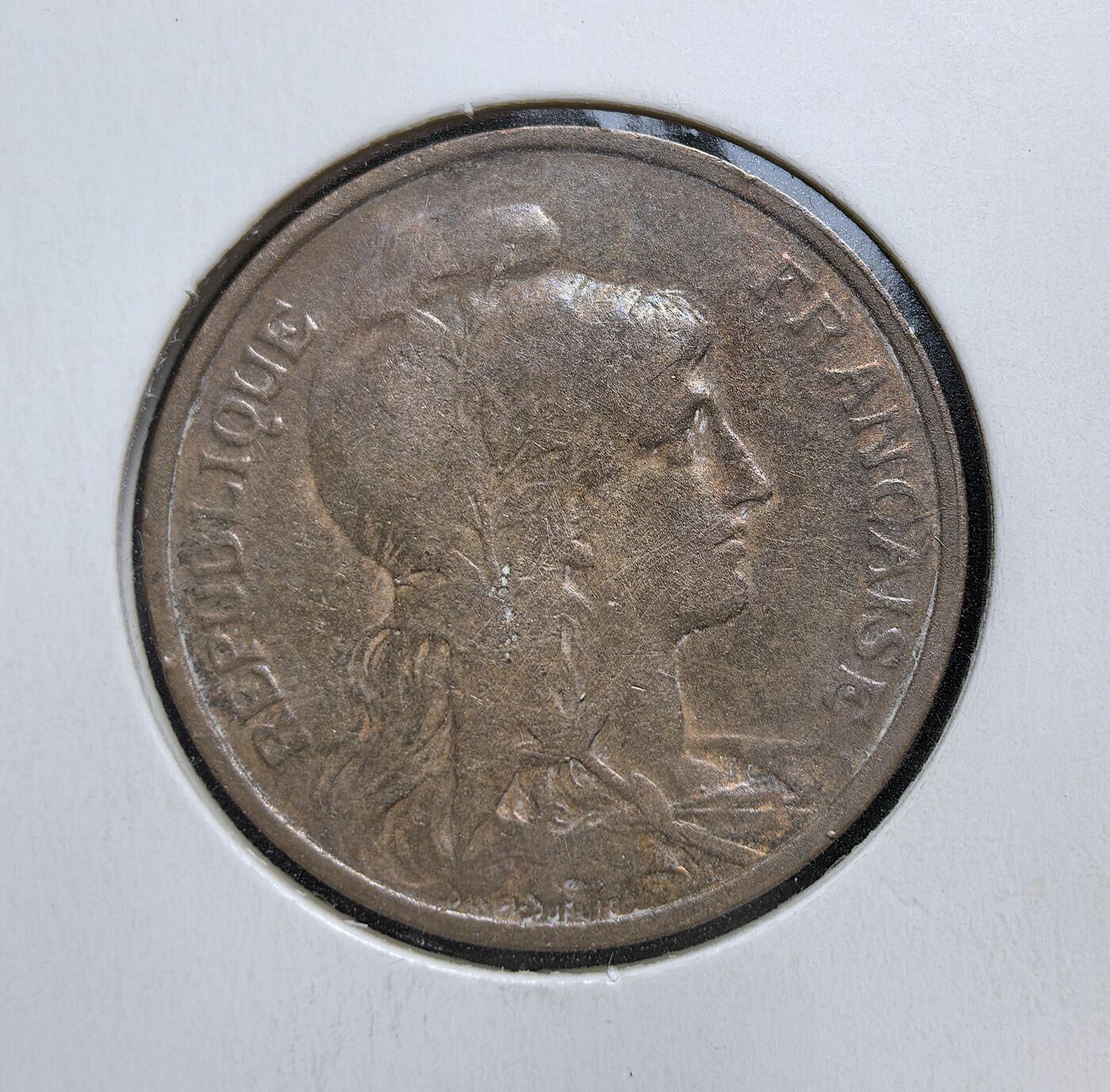 外国优质老铜币银币苏联纪念章，每周六晚九点倒数截拍，满百包邮可寄存，持续收拍 法兰西第三共和国1912年5 生丁火炬版，由 Daniel-Dupuis 设计，正面为象征共和的玛丽安娜头像，背面是 “自由、平等、博爱” 与母子形象，材质为青铜，流通于一战前法国，见证第三共和国政教分离与殖民扩张时期。