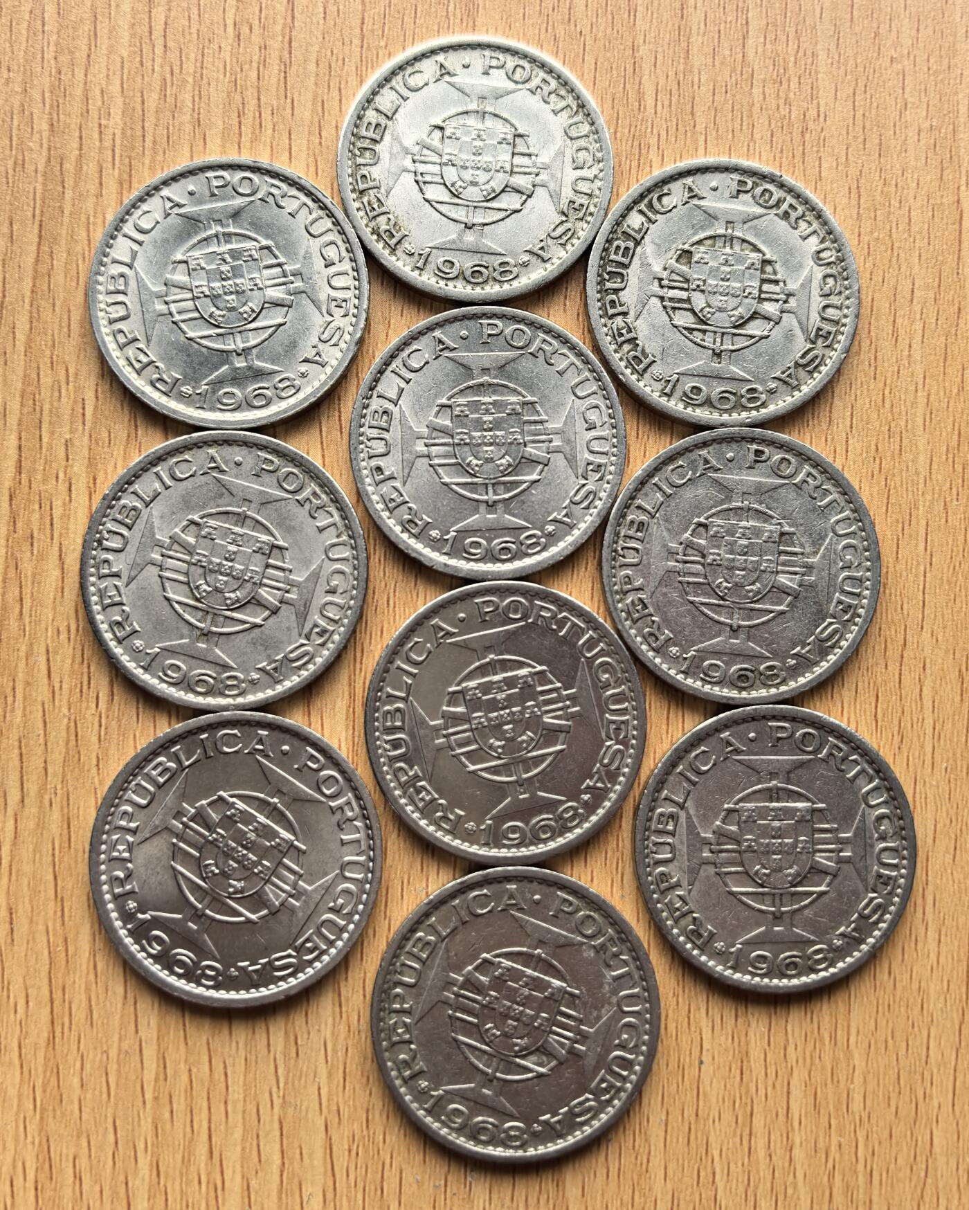 外国优质老铜币银币苏联纪念章，每周六晚九点倒数截拍，满百包邮可寄存，持续收拍 葡属澳门1968 年壹圆10枚，由葡萄牙铸造，正面为葡萄牙国徽，背面为澳门纹章。它是殖民时期澳门的主币，见证了澳门在葡萄牙管治下的经济与货币体系，是中葡历史交融的实物载体。