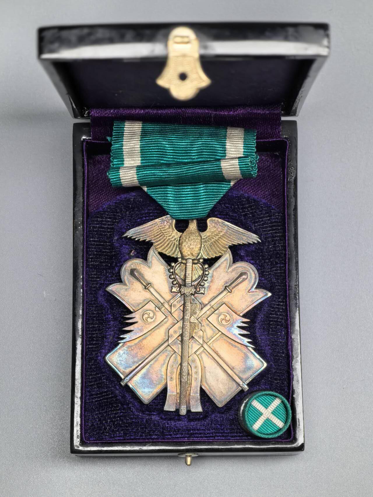 小驴勋章奖章收藏3月7日周六晚六点拍卖（珍爱和平，收藏战争，铭记历史，勿忘国耻，忠党爱国。有偿代拍，送拍规则在简介最后，参拍须阅读规则后再参拍，关系到运费包装发货时效真假辨别等关键信息，拍卖时不再发原图，看大图店主微信码在拍卖店铺介绍里） 功七级金鵄章，银质，带略带大漆盒