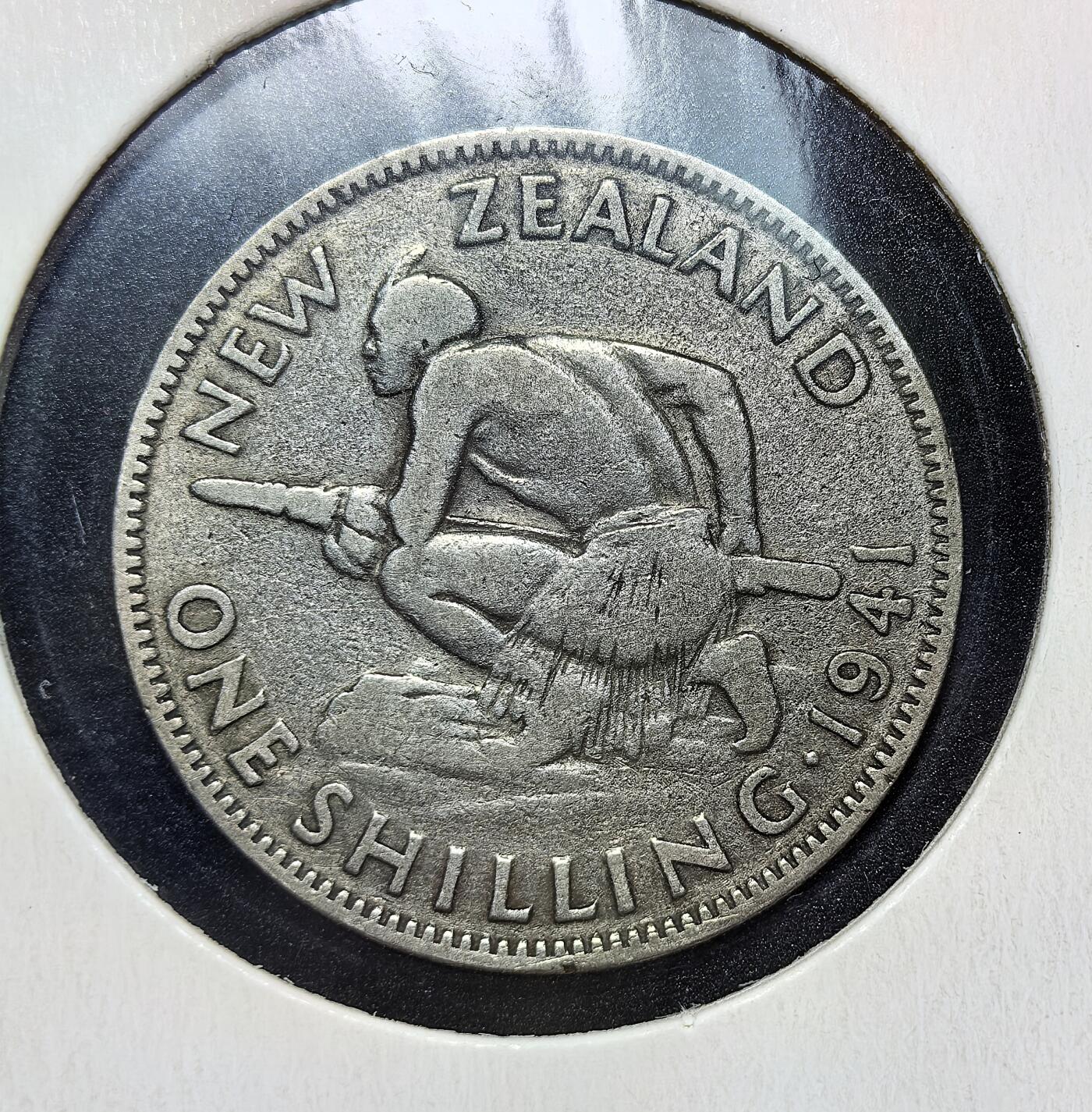 外国优质老铜币银币苏联纪念章，每周六晚九点倒数截拍，满百包邮可寄存，持续收拍 新西兰乔治六世1941年1先令银币5.6克500银纯银价60元，属时期经典币种，正面为国王头像，背面是毛利武士持剑图案，见证二战时期新西兰的英联邦货币体系与本土文化融合。