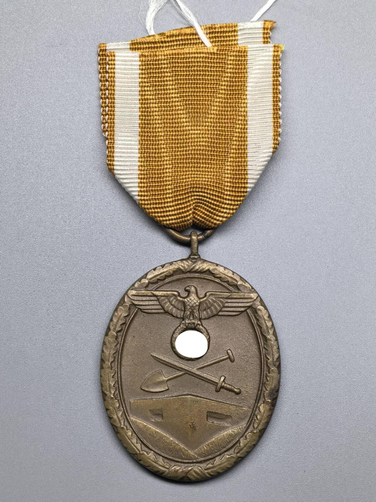 小驴勋章奖章收藏3月7日周六晚六点拍卖（珍爱和平，收藏战争，铭记历史，勿忘国耻，忠党爱国。有偿代拍，送拍规则在简介最后，参拍须阅读规则后再参拍，关系到运费包装发货时效真假辨别等关键信息，拍卖时不再发原图，看大图店主微信码在拍卖店铺介绍里）