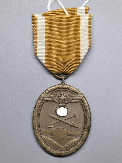 小驴勋章奖章收藏3月7日周六晚六点拍卖（珍爱和平，收藏战争，铭记历史，勿忘国耻，忠党爱国。有偿代拍，送拍规则在简介最后，参拍须阅读规则后再参拍，关系到运费包装发货时效真假辨别等关键信息，拍卖时不再发原图，看大图店主微信码在拍卖店铺介绍里） - 得三西线防御奖章铜质，绶带有可能后配