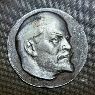 外国优质老铜币银币苏联纪念章，每周六晚九点倒数截拍，满百包邮可寄存，持续收拍 - 苏联列宁纪念章，正面为列宁侧面浮雕，背面是其俄文签名 “В.И.Ленин”。它诞生于苏联对革命领袖的纪念热潮中，多为纪念列宁诞辰或十月革命等重要节点铸造，是苏维埃意识形态与历史记忆的物质载体，具有鲜明的时代印记与收藏价值。