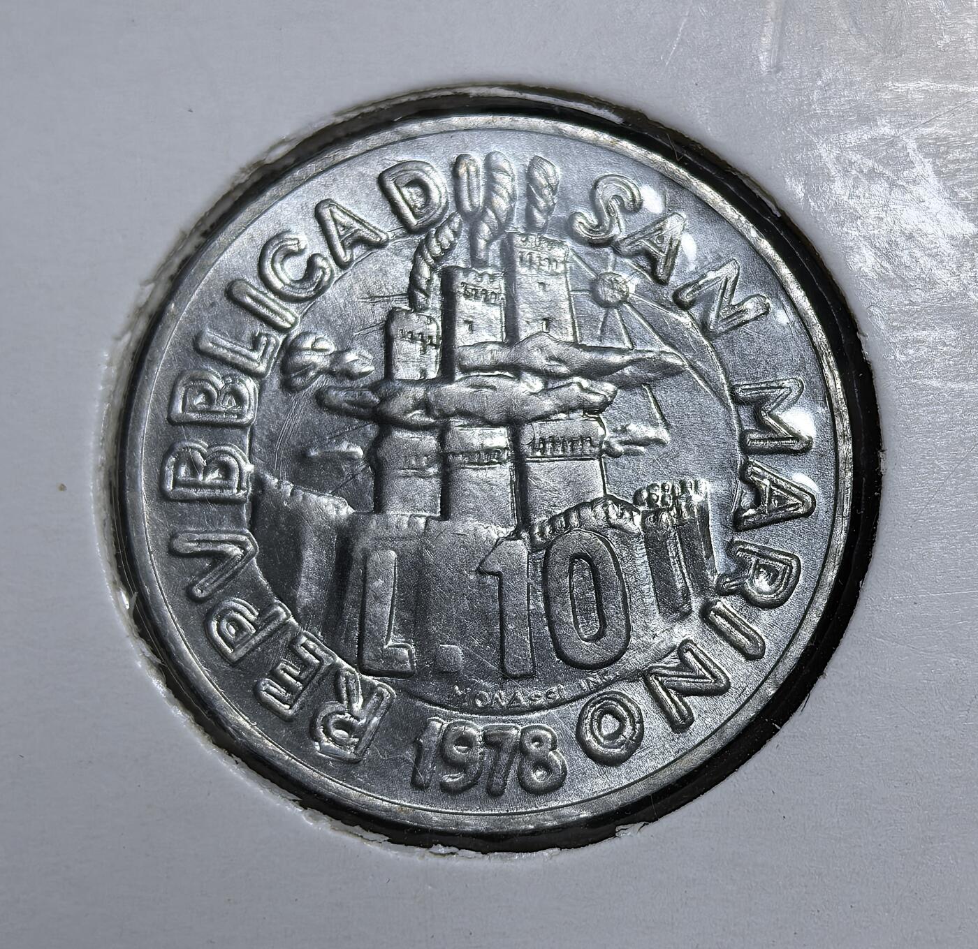 外国优质老铜币银币苏联纪念章，每周六晚九点倒数截拍，满百包邮可寄存，持续收拍 圣马力诺1978年10 里拉纪念币，属于光荣劳动者系列，正面为象征国家的三座塔楼，背面刻画陶工工作场景，展现传统手工艺，里拉后被欧元取代，此币兼具流通与收藏价值。