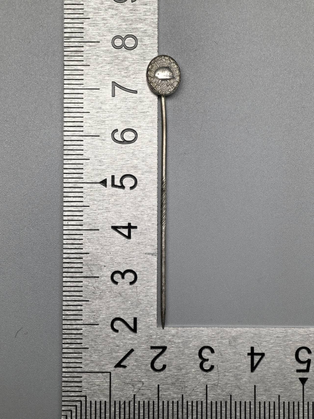 小驴勋章奖章收藏3月7日周六晚六点拍卖（珍爱和平，收藏战争，铭记历史，勿忘国耻，忠党爱国。有偿代拍，送拍规则在简介最后，参拍须阅读规则后再参拍，关系到运费包装发货时效真假辨别等关键信息，拍卖时不再发原图，看大图店主微信码在拍卖店铺介绍里） 57银级战伤奖章领口插针样式迷你章