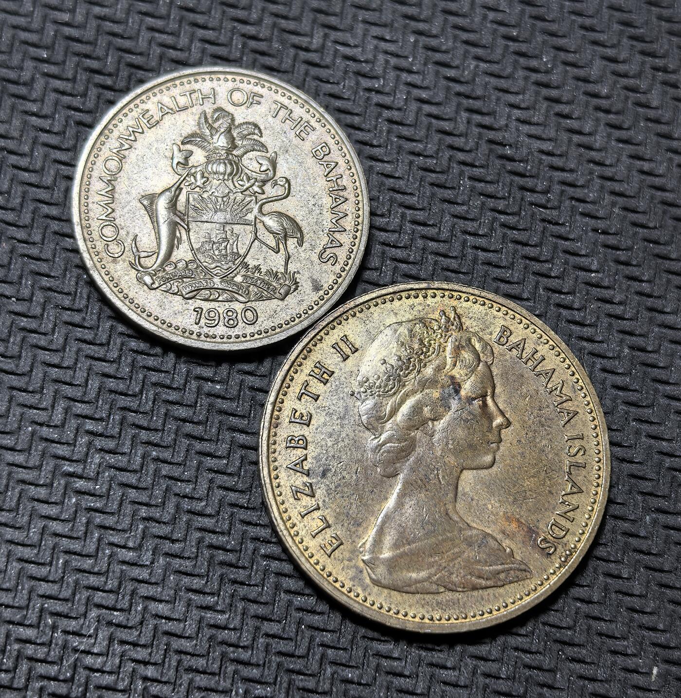 外国优质老铜币银币苏联纪念章，每周六晚九点倒数截拍，满百包邮可寄存，持续收拍 巴哈马海星币2个版本，1966 年起发行，此前巴哈马使用英国硬币。硬币正面为伊丽莎白二世头像或巴哈马国徽，背面海星象征海洋资源，2020 年停止发行并退出流通。