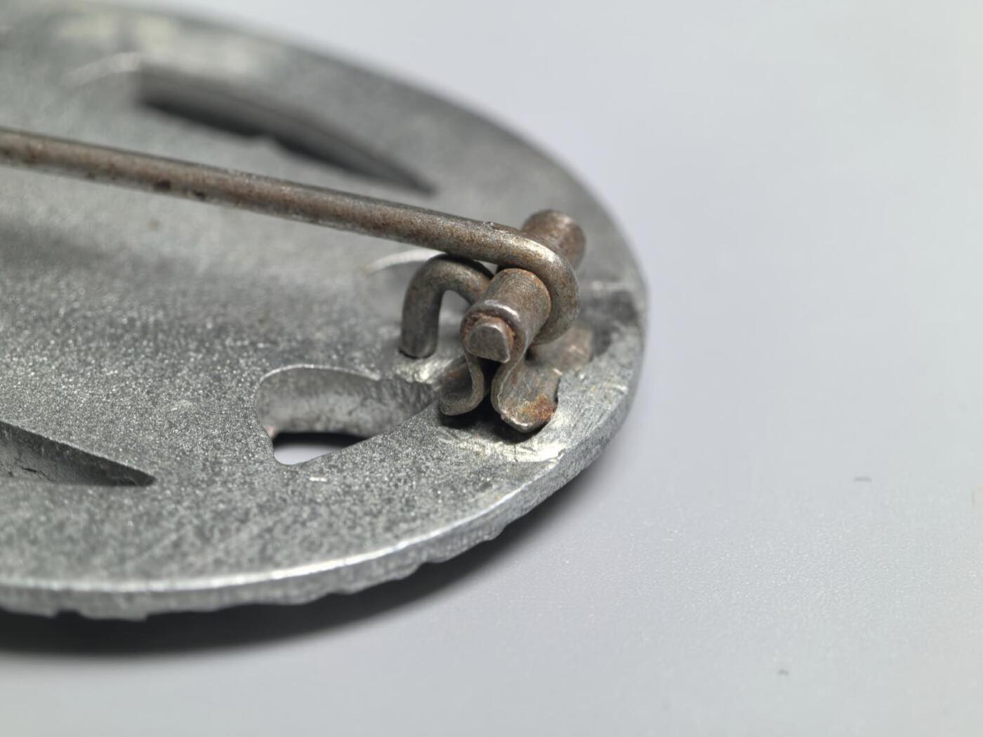 小驴勋章奖章收藏3月7日周六晚六点拍卖（珍爱和平，收藏战争，铭记历史，勿忘国耻，忠党爱国。有偿代拍，送拍规则在简介最后，参拍须阅读规则后再参拍，关系到运费包装发货时效真假辨别等关键信息，拍卖时不再发原图，看大图店主微信码在拍卖店铺介绍里） 得三普通突击奖章，锌质铸造镀银