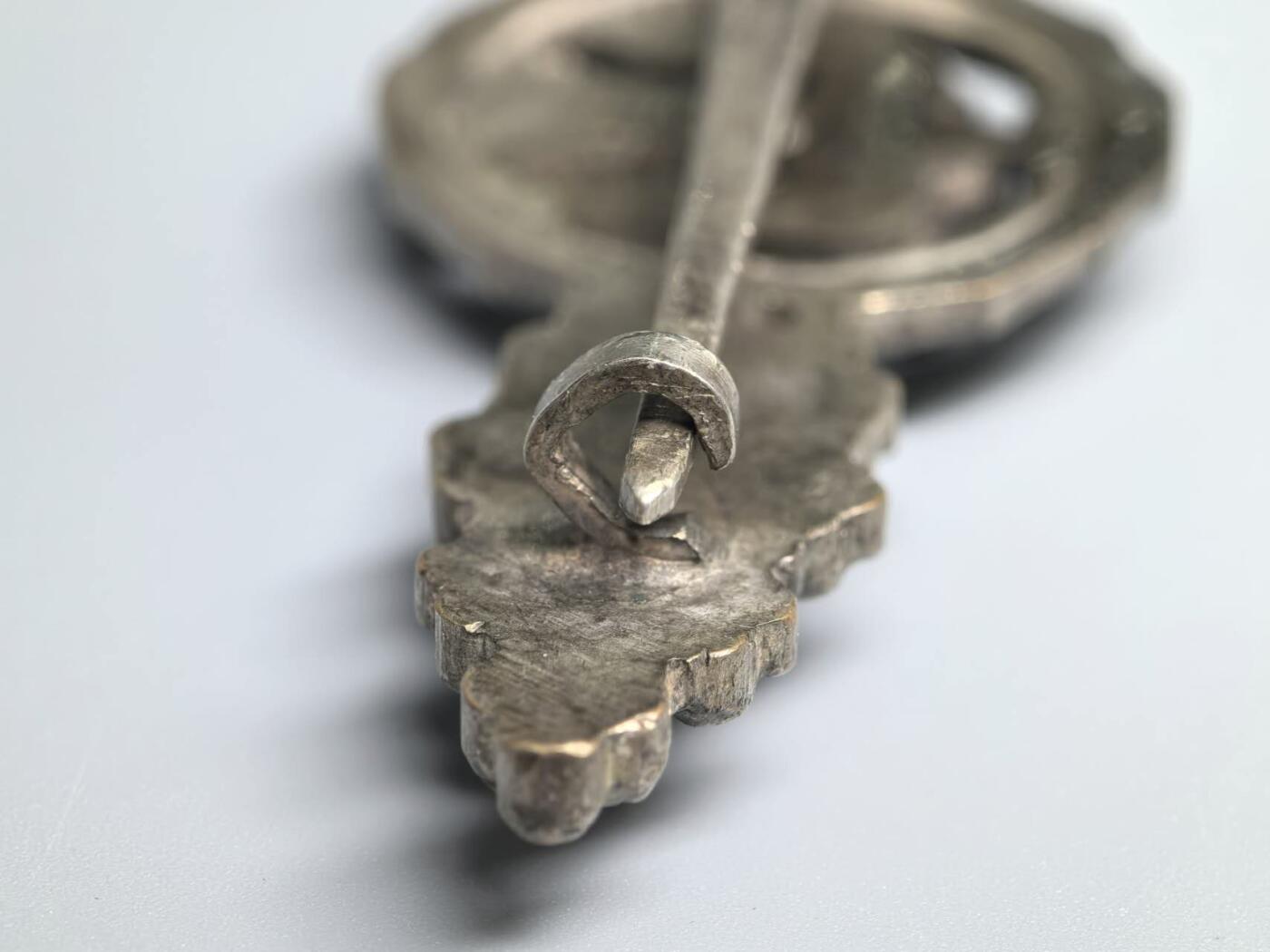 小驴勋章奖章收藏3月7日周六晚六点拍卖（珍爱和平，收藏战争，铭记历史，勿忘国耻，忠党爱国。有偿代拍，送拍规则在简介最后，参拍须阅读规则后再参拍，关系到运费包装发货时效真假辨别等关键信息，拍卖时不再发原图，看大图店主微信码在拍卖店铺介绍里） 得三银级空军重型、中型和俯冲轰炸机勋饰，铜合金镀银，万字符号后焊（原来万字被磨掉了）