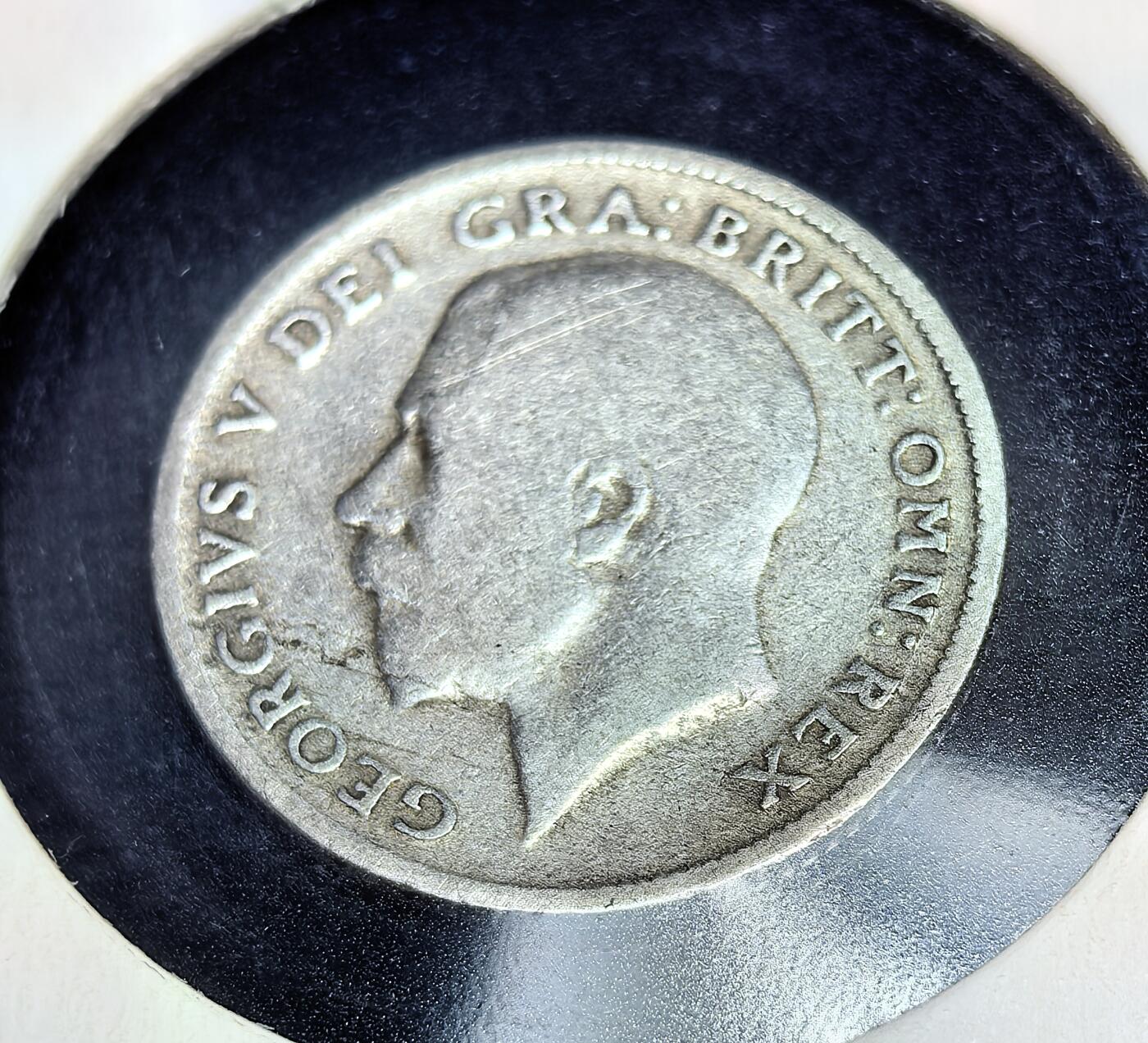 外国优质老铜币银币苏联纪念章，每周六晚九点倒数截拍，满百包邮可寄存，持续收拍 英国乔治五世1922年6便士银币2.8克500银纯银价30元，铸于一战后经济恢复期。币面铭刻乔治五世侧面像与 “狮子踏皇冠” 图案，因战时银材短缺，含银量降，曾是当时通用的小额流通币，也是英帝国时期的历史见证。