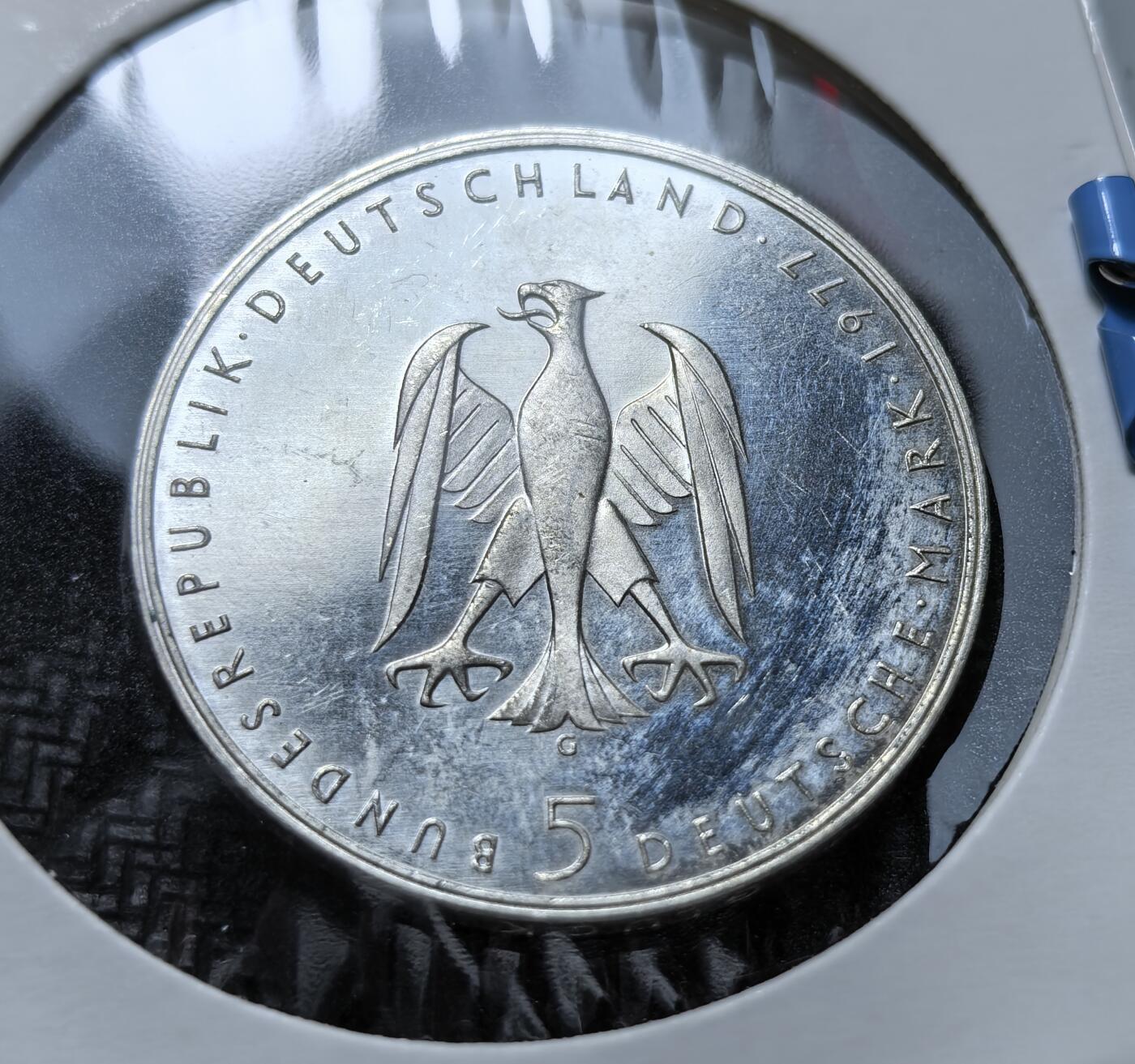 外国优质老铜币银币苏联纪念章，每周六晚九点倒数截拍，满百包邮可寄存，持续收拍 联邦德国1977年5马克纪念银币11.2克625银纯银价150元，为纪念德国浪漫主义作家海因里希・冯・克莱斯特诞辰 200 周年（1777-1811）而铸，正面为克莱斯特肖像，背面是联邦鹰徽，属西德文化纪念币系列。