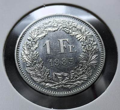 外国优质老铜币银币苏联纪念章，每周六晚九点倒数截拍，满百包邮可寄存，持续收拍 - 瑞士联邦1985年1 法郎流通币，设计源自 19 世纪，正面海尔维蒂亚女神为瑞士国家象征，背面花环象征和平与繁荣，延续百年经典版式，是瑞士货币文化的缩影。