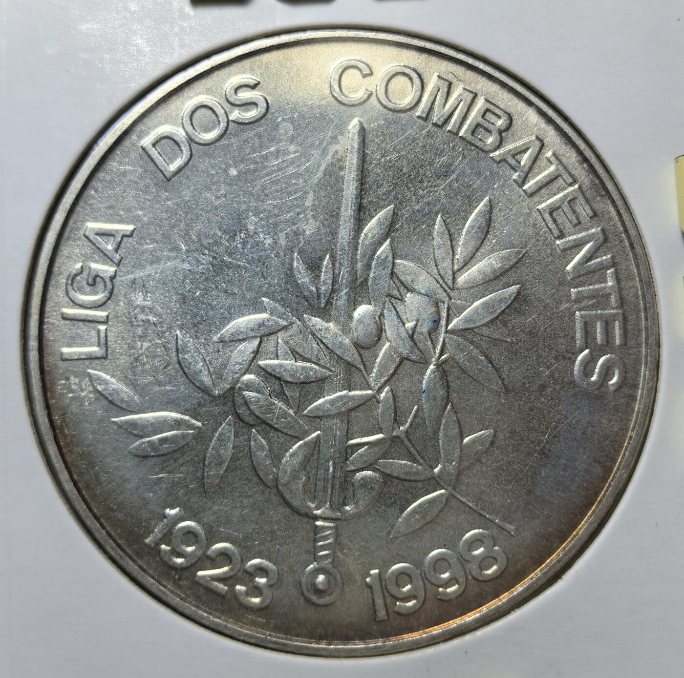外国优质老铜币银币苏联纪念章，每周六晚九点倒数截拍，满百包邮可寄存，持续收拍 葡萄牙1998年以武卫和平1000 埃斯库多银币27克500银纯银价290元，纪念战士联盟成立 75 周年（1923-1998）。币面以剑与橄榄枝象征 “以武卫和平”，由 INCM 铸造，是铭记葡萄牙退伍军人历史的纪念币