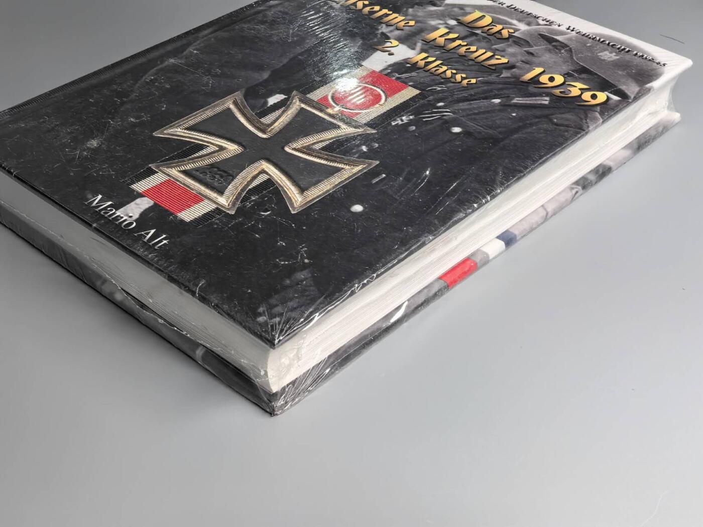 小驴勋章奖章收藏3月7日周六晚六点拍卖（珍爱和平，收藏战争，铭记历史，勿忘国耻，忠党爱国。有偿代拍，送拍规则在简介最后，参拍须阅读规则后再参拍，关系到运费包装发货时效真假辨别等关键信息，拍卖时不再发原图，看大图店主微信码在拍卖店铺介绍里） 《德国WWII二级铁十字勋章》2015版专业二级铁十字书籍，内容涵盖各厂铁十字各版本特征和纸袋实例，未拆封