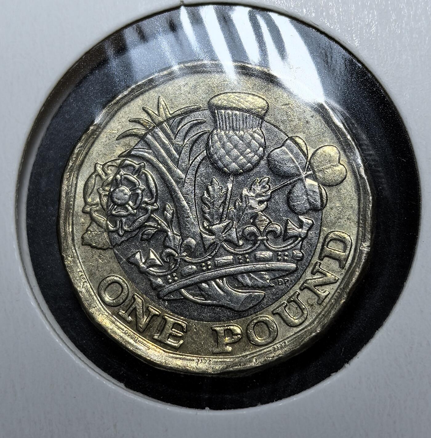 外国优质老铜币银币苏联纪念章，每周六晚九点倒数截拍，满百包邮可寄存，持续收拍 英国新版12 边形双色1 英镑硬币，为防伪造取代旧圆形币。正面为伊丽莎白二世头像，背面由 15 岁学生戴维・皮尔斯设计，以英格兰玫瑰、威尔士韭葱、苏格兰蓟花、北爱尔兰三叶草簇拥王冠，象征联合王国四地团结。