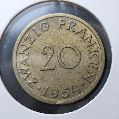 外国优质老铜币银币苏联纪念章，每周六晚九点倒数截拍，满百包邮可寄存，持续收拍 - 法占德国萨尔保护区1954年20法郎。二战后萨尔由法国托管，采用法郎体系，此币以铝青铜铸造，图案体现当地煤钢工业特色。1955 年公投后萨尔于 1957 年回归西德，该货币随即退出流通，是德法争夺萨尔的历史见证。