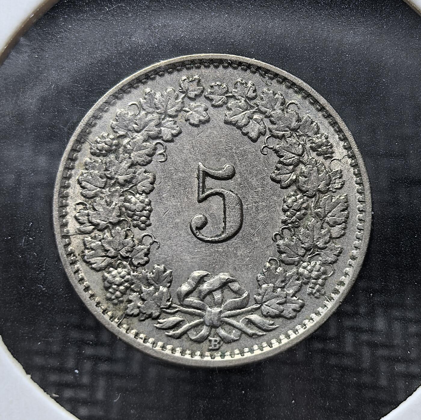 外国优质老铜币银币苏联纪念章，每周六晚九点倒数截拍，满百包邮可寄存，持续收拍 瑞士1929年5生丁，属于瑞士联邦流通辅币。正面为头戴冠冕的自由女神头像；背面葡萄花环象征丰收，是近代瑞士法郎体系的经典代表。