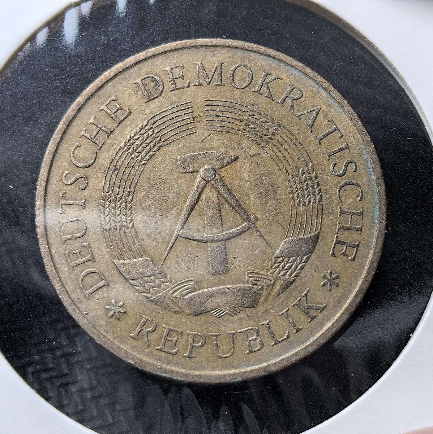 外国优质老铜币银币苏联纪念章，每周六晚九点倒数截拍，满百包邮可寄存，持续收拍 民主德国1969年5马克建国20 周年纪念币，为纪念 1949年建国20周年而铸，正面刻 “XX JAHRE DDR”，背面是东德国徽（圆规、锤子与麦穗），兼具流通与国家形象宣传功能。