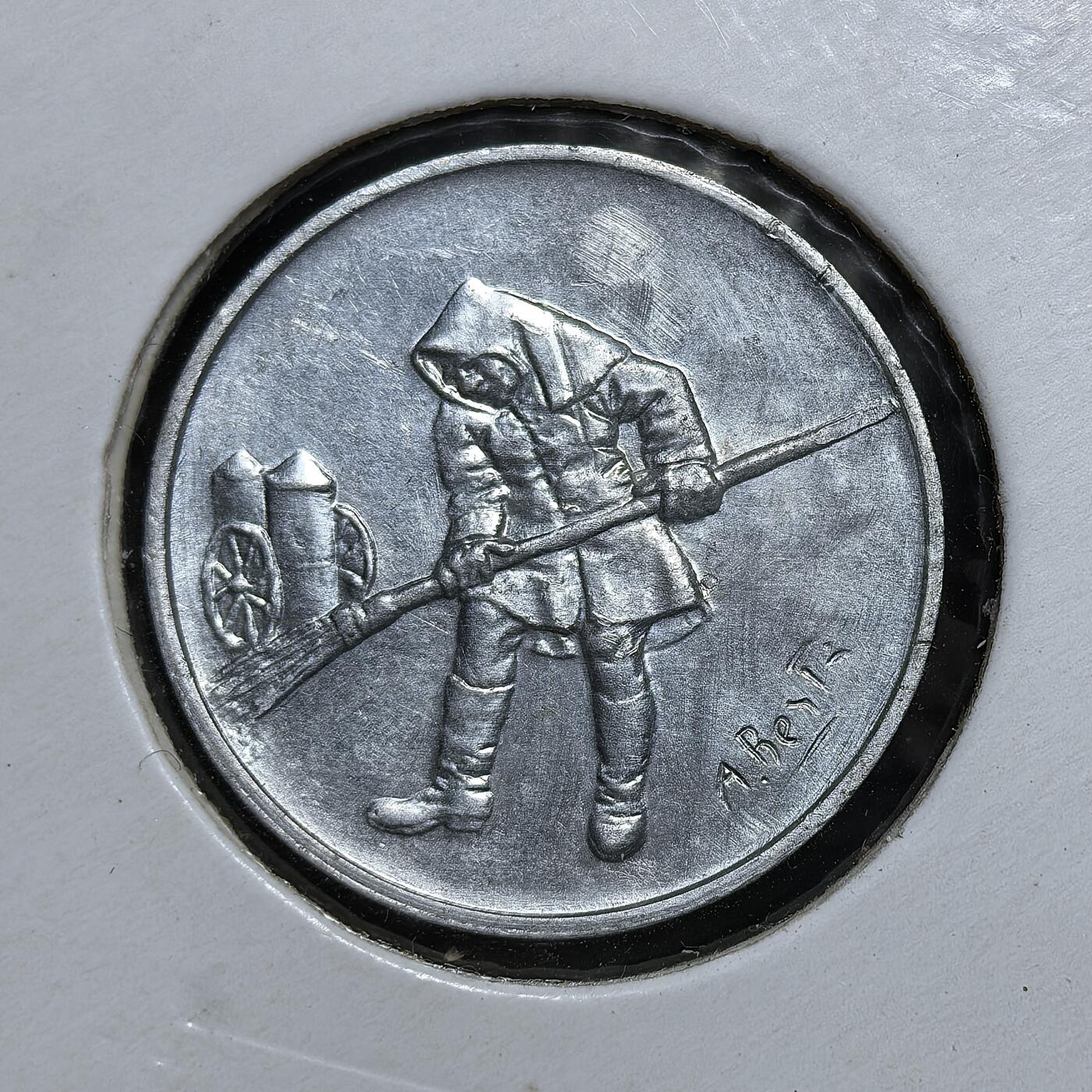 外国优质老铜币银币苏联纪念章，每周六晚九点倒数截拍，满百包邮可寄存，持续收拍 圣马力诺1978年5 里拉纪念币，属于 光荣劳动者系列，背面为扫街人形象，致敬普通劳动者；正面是国名与三座塔楼，里拉为其旧币，2002 年后被欧元取代。