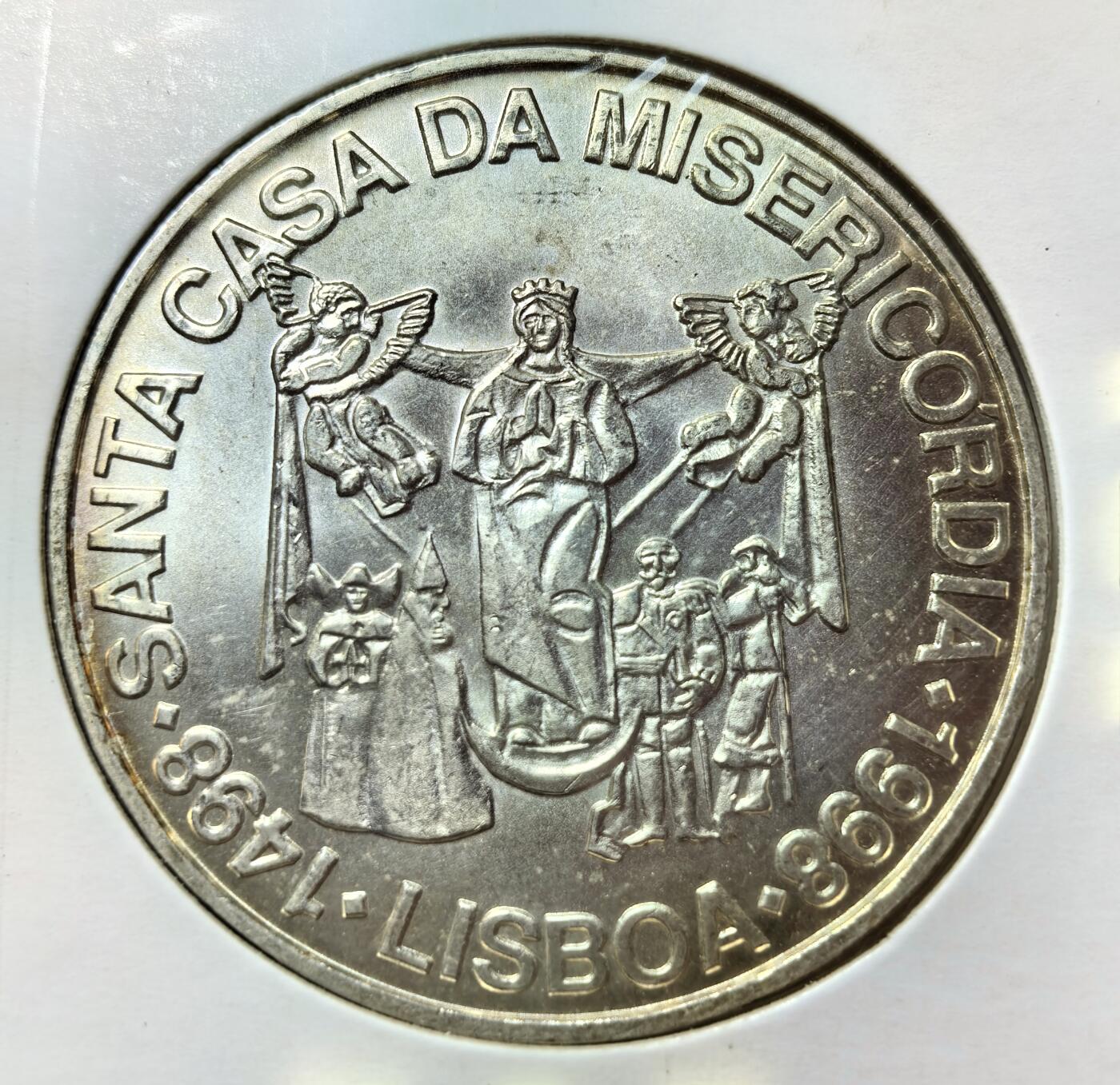 外国优质老铜币银币苏联纪念章，每周六晚九点倒数截拍，满百包邮可寄存，持续收拍 葡萄牙1998 年里斯本仁慈堂成立1000 埃斯库多大银币27克500银纯银价290元，为纪念里斯本仁慈堂成立500 周年（1498-1998）。正面绘有圣母与信徒群像，背面是葡萄牙国徽，由国家造币厂 INCM 铸造，是记录葡萄牙慈善机构历史的纪念币。