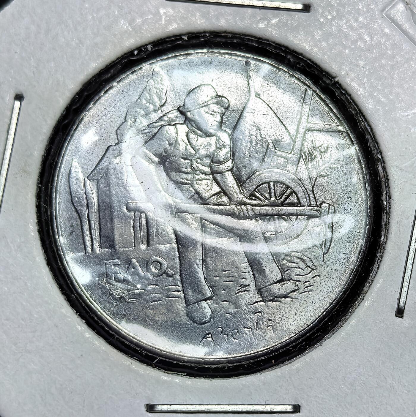 外国优质老铜币银币苏联纪念章，每周六晚九点倒数截拍，满百包邮可寄存，持续收拍 圣马力诺1978年100里拉 FAO 纪念币，属于光荣劳动者系列，背面为农耕场景，呼应联合国粮农组织（FAO）主题，里拉后被欧元取代，此币具收藏与历史价值。