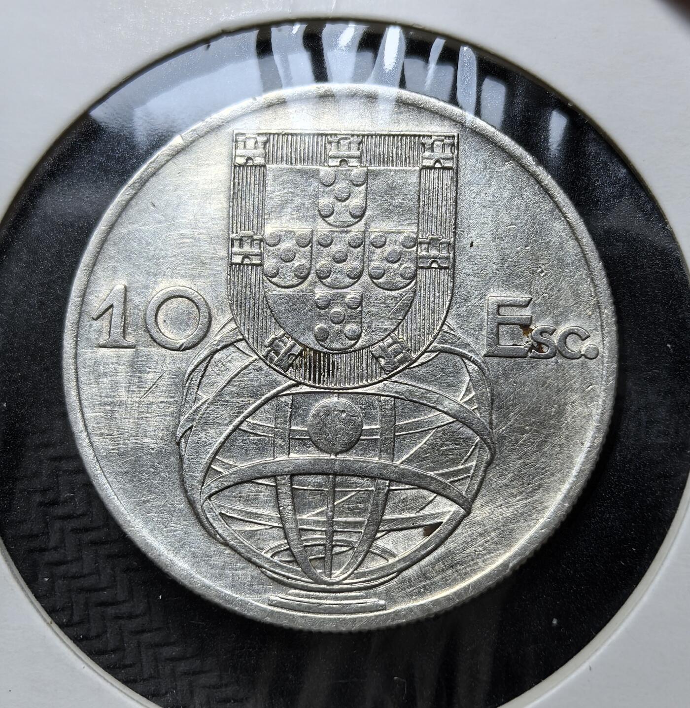 外国优质老铜币银币苏联纪念章，每周六晚九点倒数截拍，满百包邮可寄存，持续收拍 葡萄牙1954年10 埃斯库多银币12.5克835银纯银价225元，属第二共和国时期流通币。正面帆船象征葡萄牙大航海时代的航海传统，背面国徽与地球仪彰显殖民帝国与海洋探索的历史记忆，是近代葡萄牙海洋文明的货币缩影。