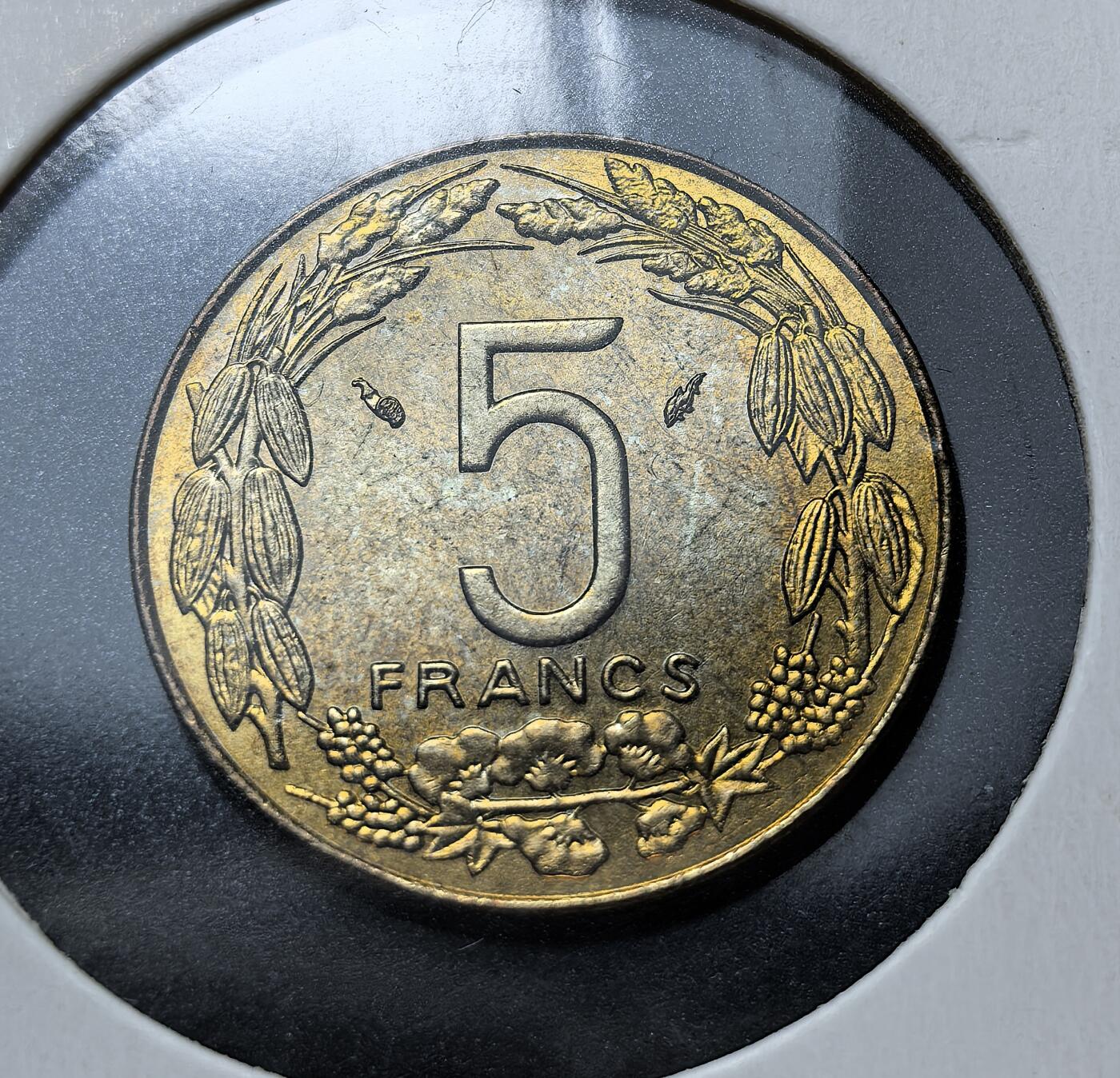 外国优质老铜币银币苏联纪念章，每周六晚九点倒数截拍，满百包邮可寄存，持续收拍 中非国家银行1978年5法郎，1973 年后取代原赤道非洲货币体系，为喀麦隆、中非等 6 国共同流通货币。币面羚羊象征非洲草原，可可、咖啡等作物体现区域经济特色，是法非金融合作的历史见证。