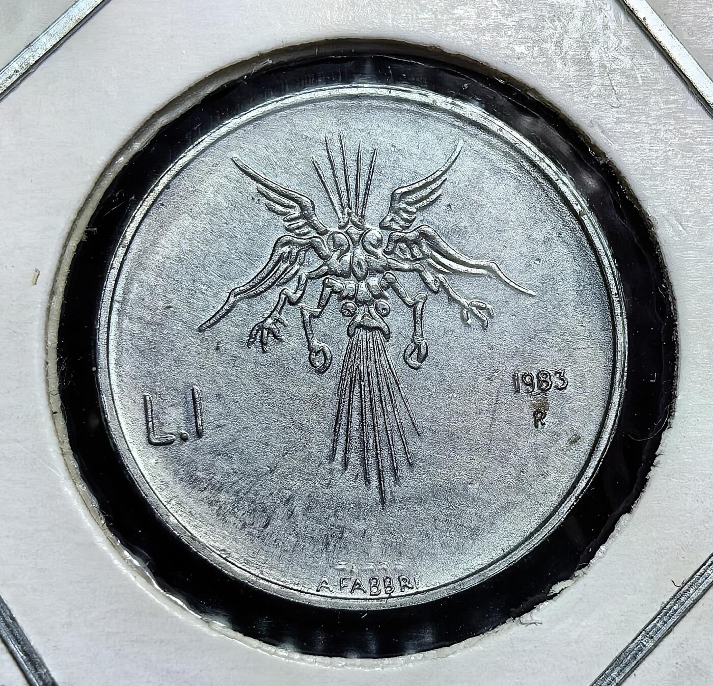 外国优质老铜币银币苏联纪念章，每周六晚九点倒数截拍，满百包邮可寄存，持续收拍 圣马力诺1983年反战1里拉纪念币。正面为国徽与 “自由” 箴言，背面由雕刻家 Agenore Fabbri 设计，以核战威胁为主题，用多翼怪兽警示战争阴霾，兼具收藏与反战象征意义。