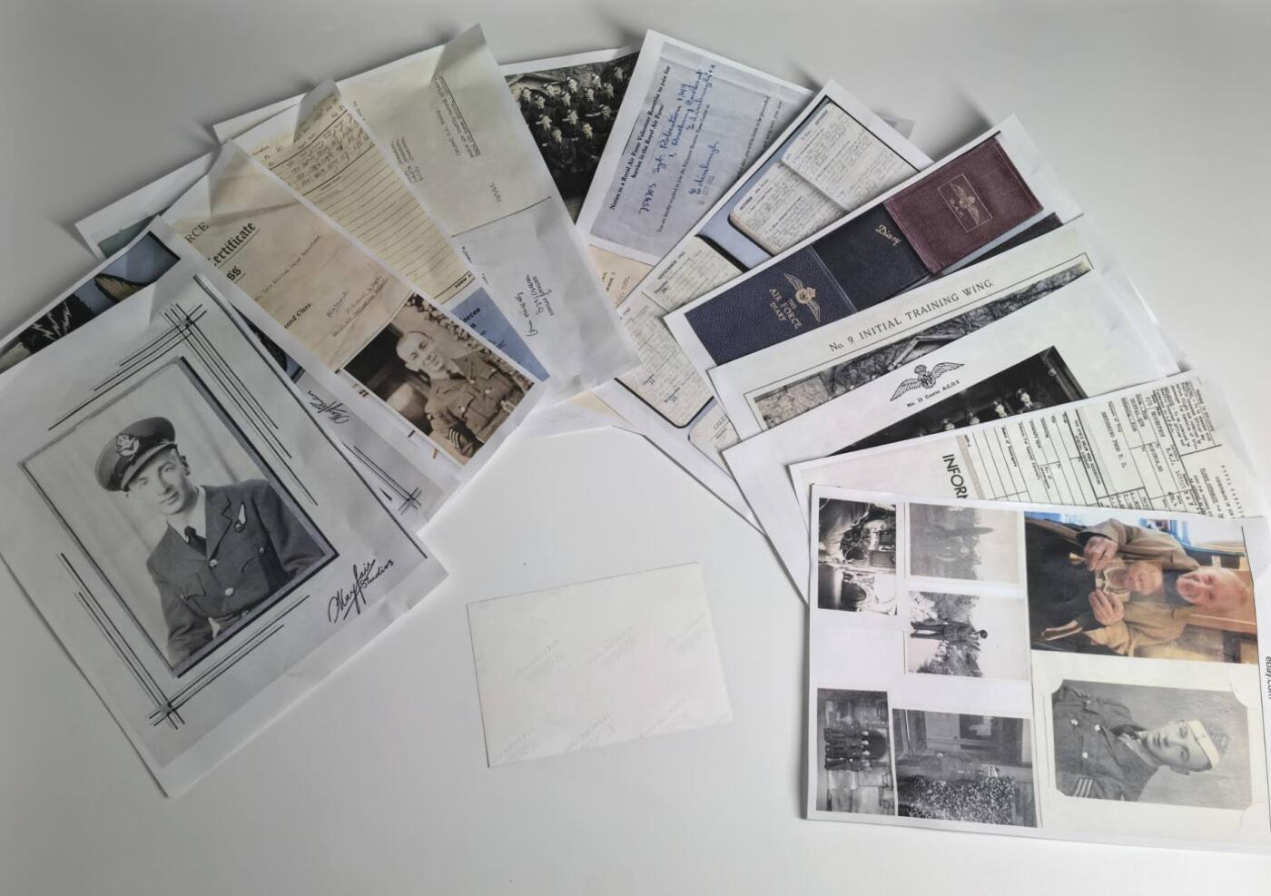 小驴勋章奖章收藏3月7日周六晚六点拍卖（珍爱和平，收藏战争，铭记历史，勿忘国耻，忠党爱国。有偿代拍，送拍规则在简介最后，参拍须阅读规则后再参拍，关系到运费包装发货时效真假辨别等关键信息，拍卖时不再发原图，看大图店主微信码在拍卖店铺介绍里） 二战皇家空军上尉套：皇家空军I.W.J．罗伯逊 空军上尉手捧伊丽莎白相框的照片和A4彩印的其遗物归总