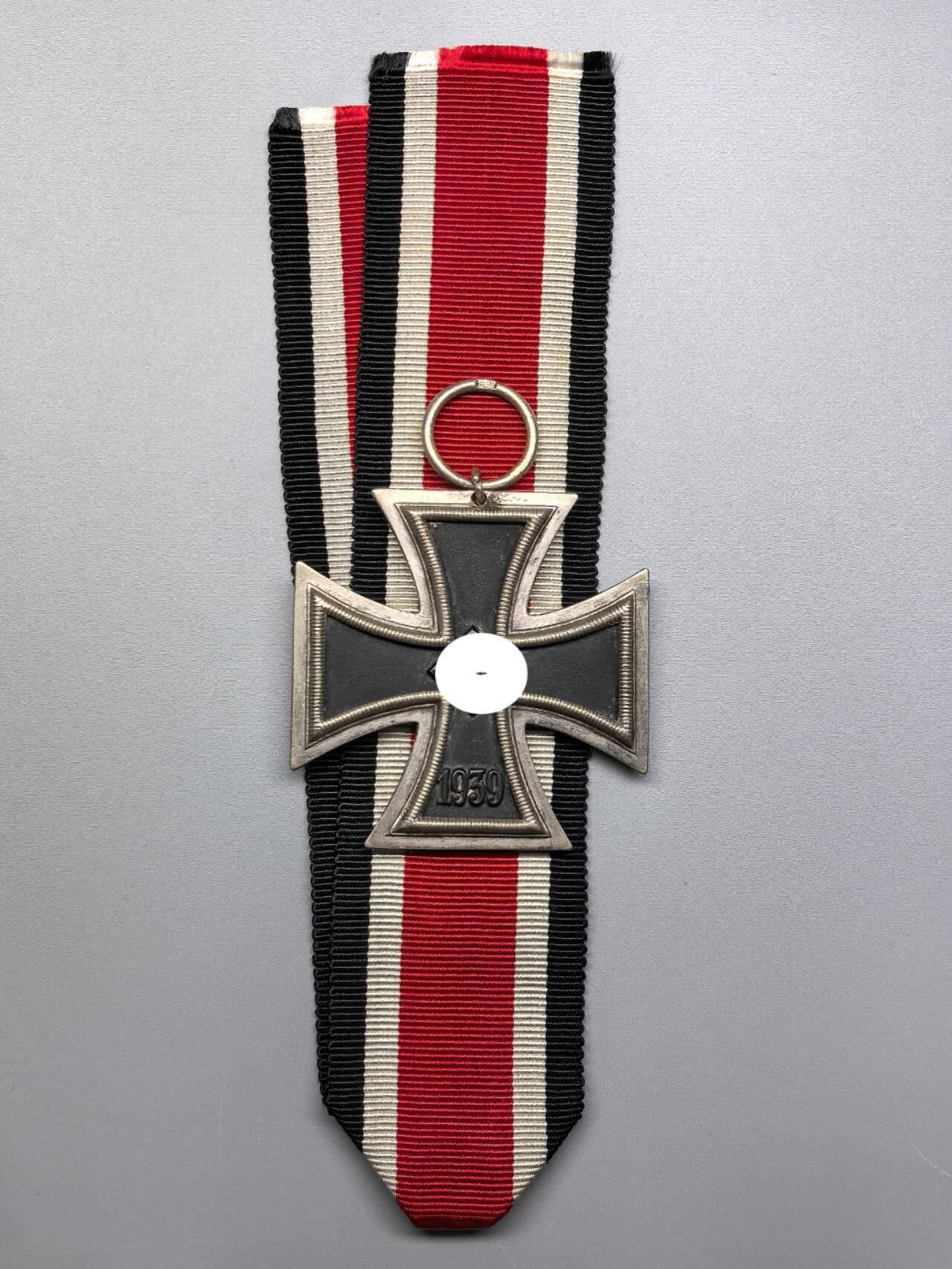 小驴勋章奖章收藏3月7日周六晚六点拍卖（珍爱和平，收藏战争，铭记历史，勿忘国耻，忠党爱国。有偿代拍，送拍规则在简介最后，参拍须阅读规则后再参拍，关系到运费包装发货时效真假辨别等关键信息，拍卖时不再发原图，看大图店主微信码在拍卖店铺介绍里） 得三EKII，环打44厂标，铁质核心黑漆小环后修，送个现代黑盒