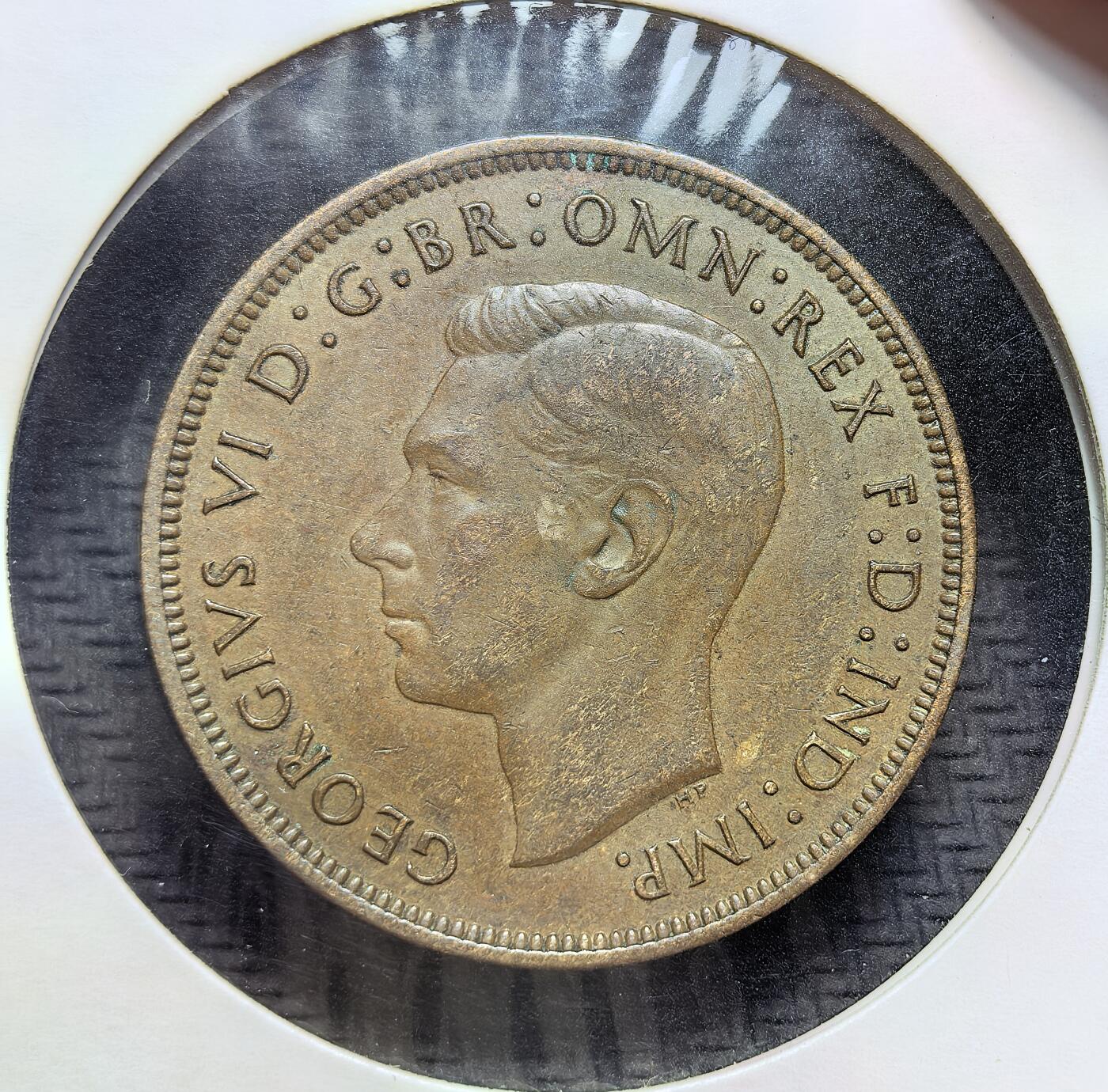 外国优质老铜币银币苏联纪念章，每周六晚九点倒数截拍，满百包邮可寄存，持续收拍 英国乔治六世1940 年一便士铜币，正值二战不列颠战役期间。正面为乔治六世头像，背面是不列颠尼亚女神坐像，因战时铜锡资源紧张，后批次调整了合金配比，是二战英国战时经济与货币史的实物见证。