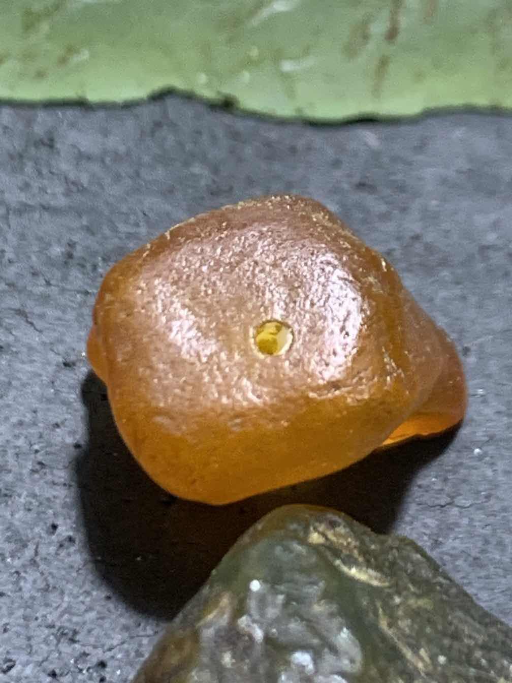 精美天然乌克兰蜜蜡随形原石珠子一颗