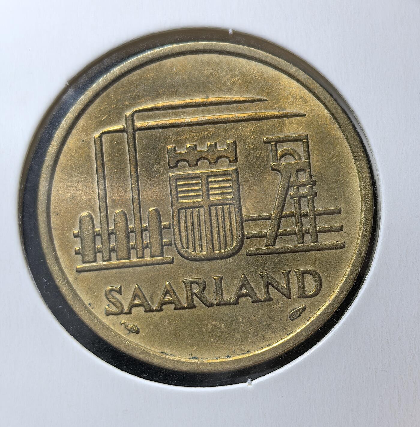 外国优质老铜币银币苏联纪念章，每周六晚九点倒数截拍，满百包邮可寄存，持续收拍 法占德国萨尔保护区1954年50法郎，属法国法郎地方版，正面铸 “FÜNFZIG FRANKEN” 与年份，背面为萨尔州徽及工矿元素，象征当地煤钢产业。1957 年萨尔回归西德，1959 年该币被德国马克取代。