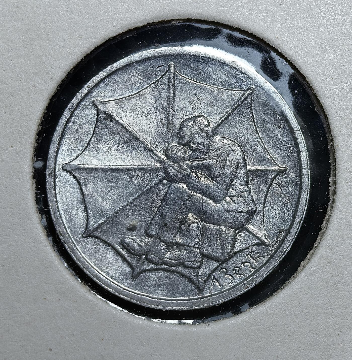 外国优质老铜币银币苏联纪念章，每周六晚九点倒数截拍，满百包邮可寄存，持续收拍 圣马力诺1978年1 里拉纪念币，属于光荣劳动者 系列，背面为制伞匠劳作图案，正面是国名与城堡徽记，由意大利罗马造币厂铸造，里拉货币后被欧元取代。