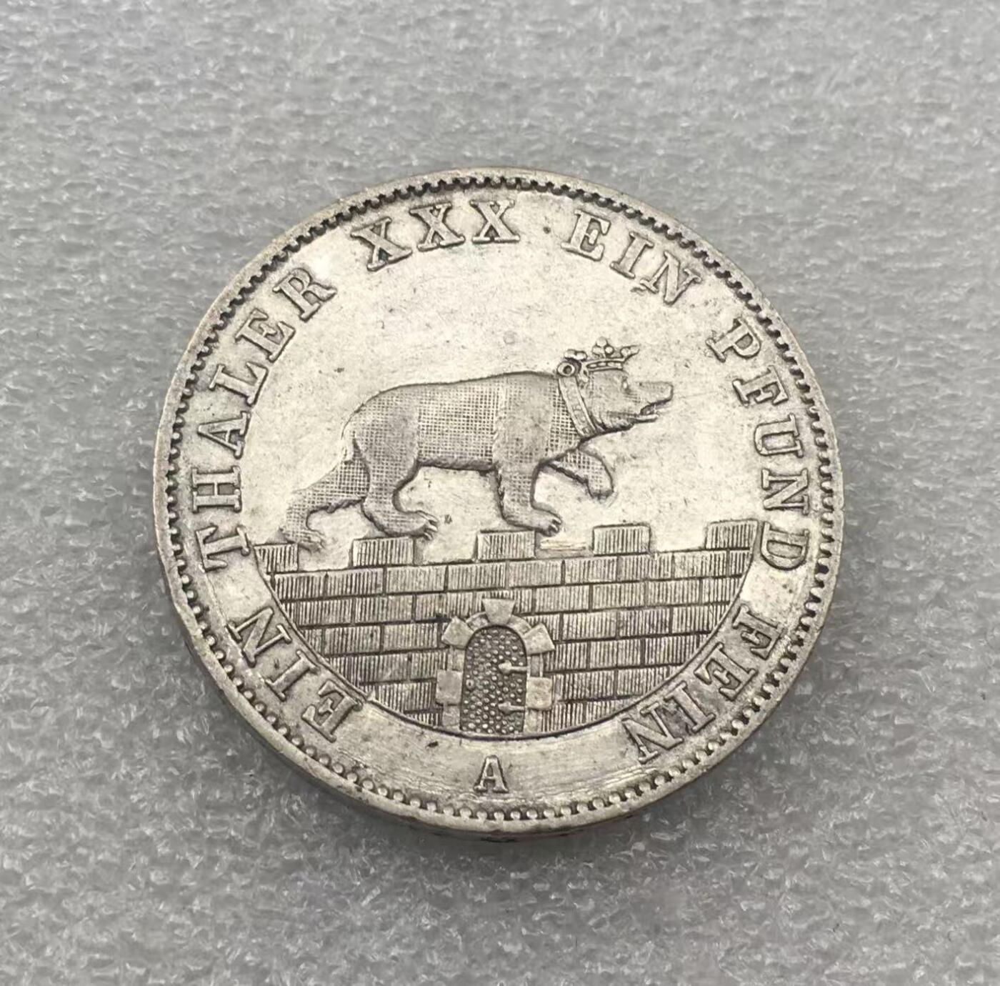 世界钱币专场拍卖 每周二开拍 1862年德国安哈特-贝恩堡小熊爬墙1泰勒银币 发行两万枚