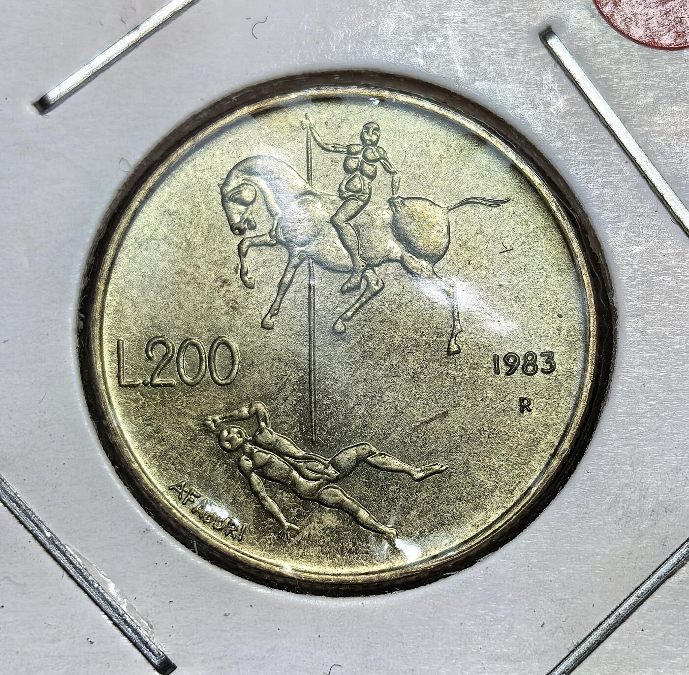 外国优质老铜币银币苏联纪念章，每周六晚九点倒数截拍，满百包邮可寄存，持续收拍 圣马力诺1983年反战200里拉纪念币，属于圣马力诺里拉体系，与意大利里拉挂钩，2002 年被欧元取代。币面图案为 “核威胁” 主题，呼吁和平，是该国年度更换设计的流通纪念币之一。