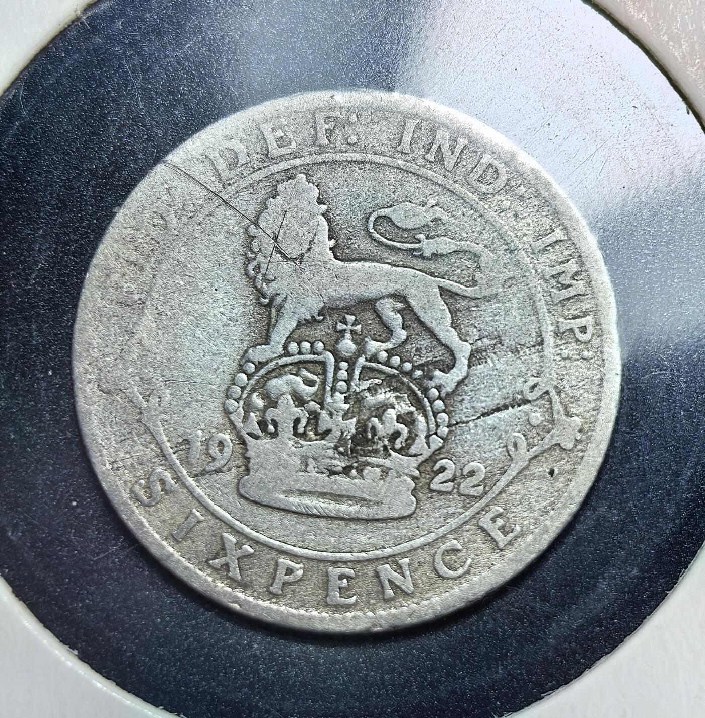 外国优质老铜币银币苏联纪念章，每周六晚九点倒数截拍，满百包邮可寄存，持续收拍 英国乔治五世1922年6便士银币2.8克500银纯银价30元，铸于一战后经济恢复期。币面铭刻乔治五世侧面像与 “狮子踏皇冠” 图案，因战时银材短缺，含银量降，曾是当时通用的小额流通币，也是英帝国时期的历史见证。